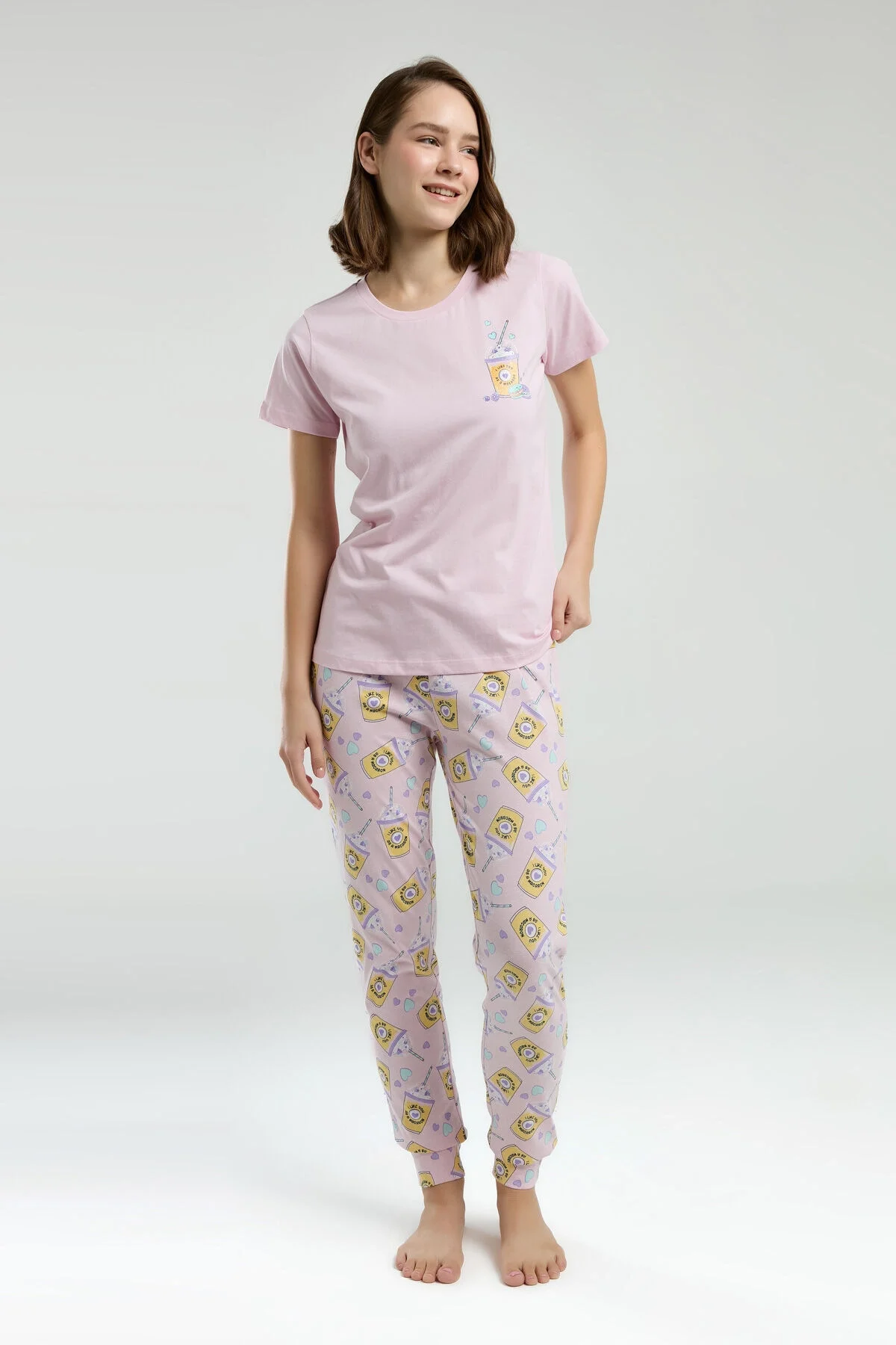 Pembe pembe pijama takımında kahverengi kare desenli kadın pijama takımı, Arnetta markası, rahat model, oturarak gösterim