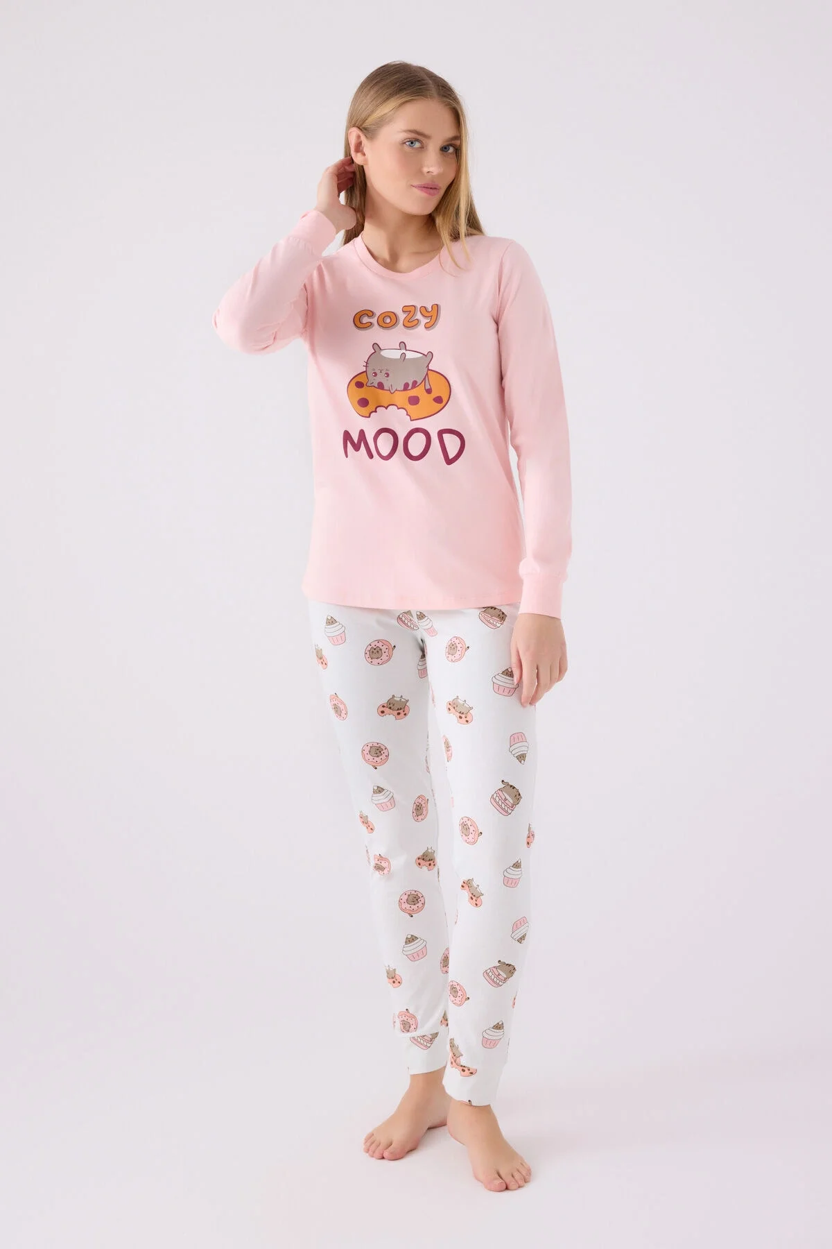 Pembe Pusula desenli kadın pijama takımı, Arnetta markası, kıyafet ön ve yan görünümü, yumuşak dokulu, günlük kullanıma uygun