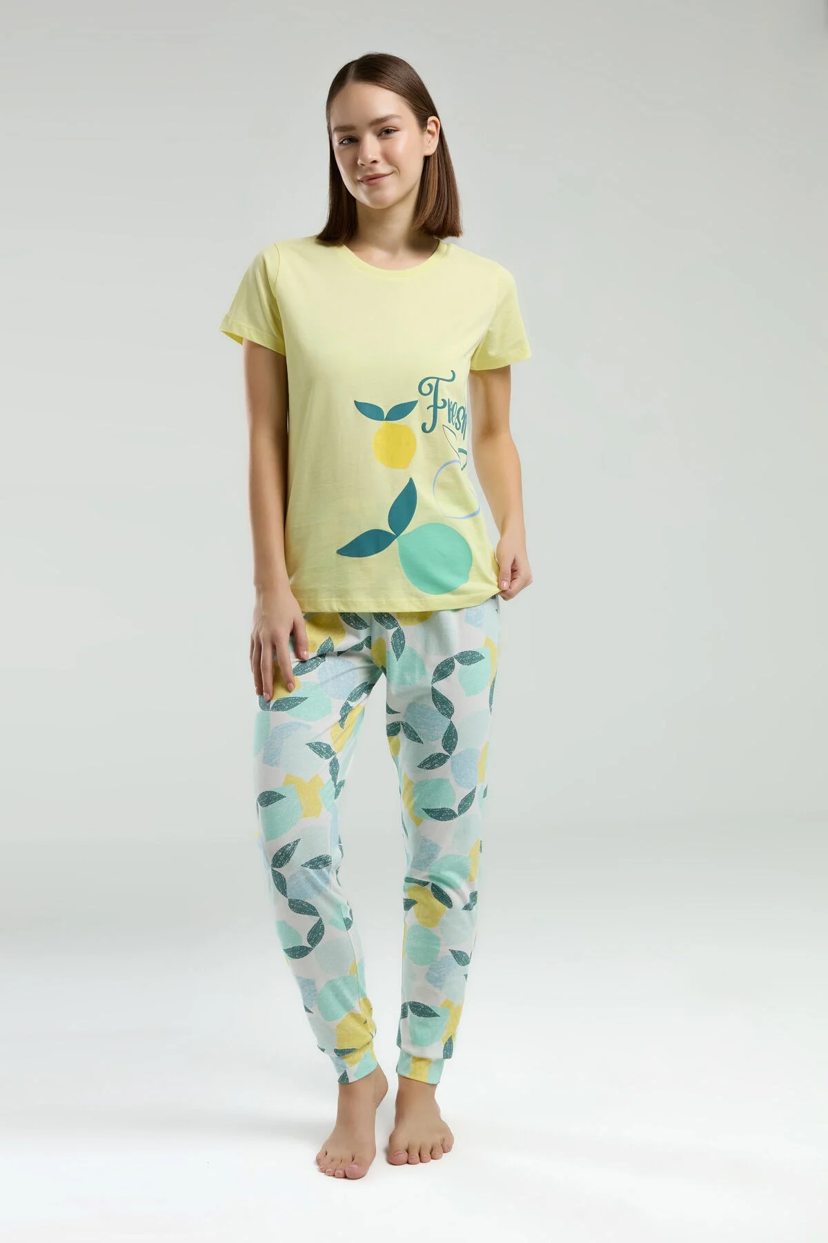 Sarı lemon desenli kadın pijama takımı, Arnetta markası, rahat günlük giyim, ön ve yan görünüm