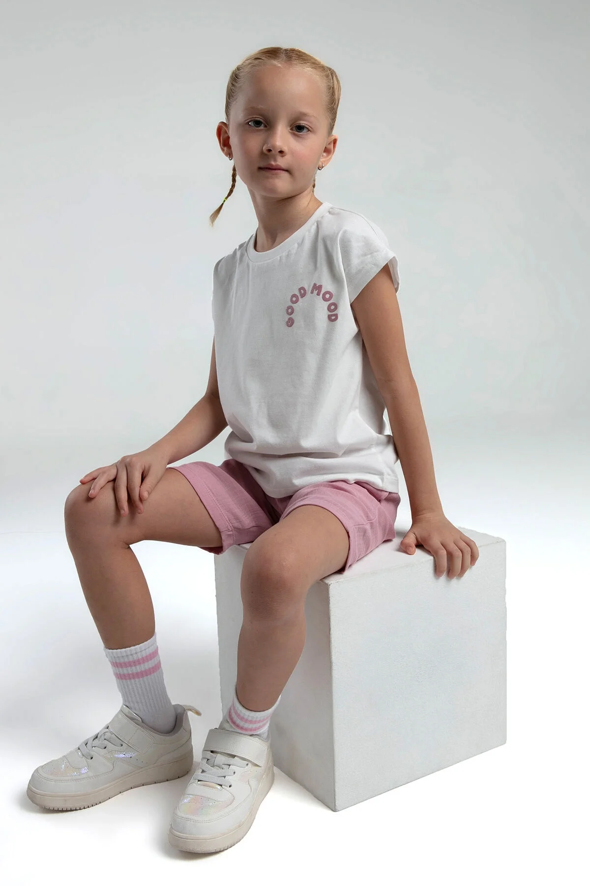 Beyaz üst ve pembe Bermuda takım, kız çocuk yazlık giyim, Arnetta markası, model ön görünüm
