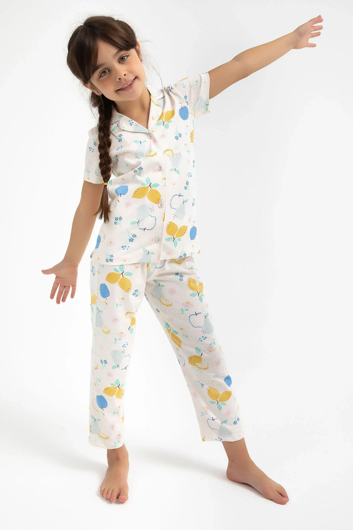 Beyaz meyve desenli kız çocuk pijama takımı, Rolypoly markası, kısa kollu ve pantolonlu, çocuk iç giyim