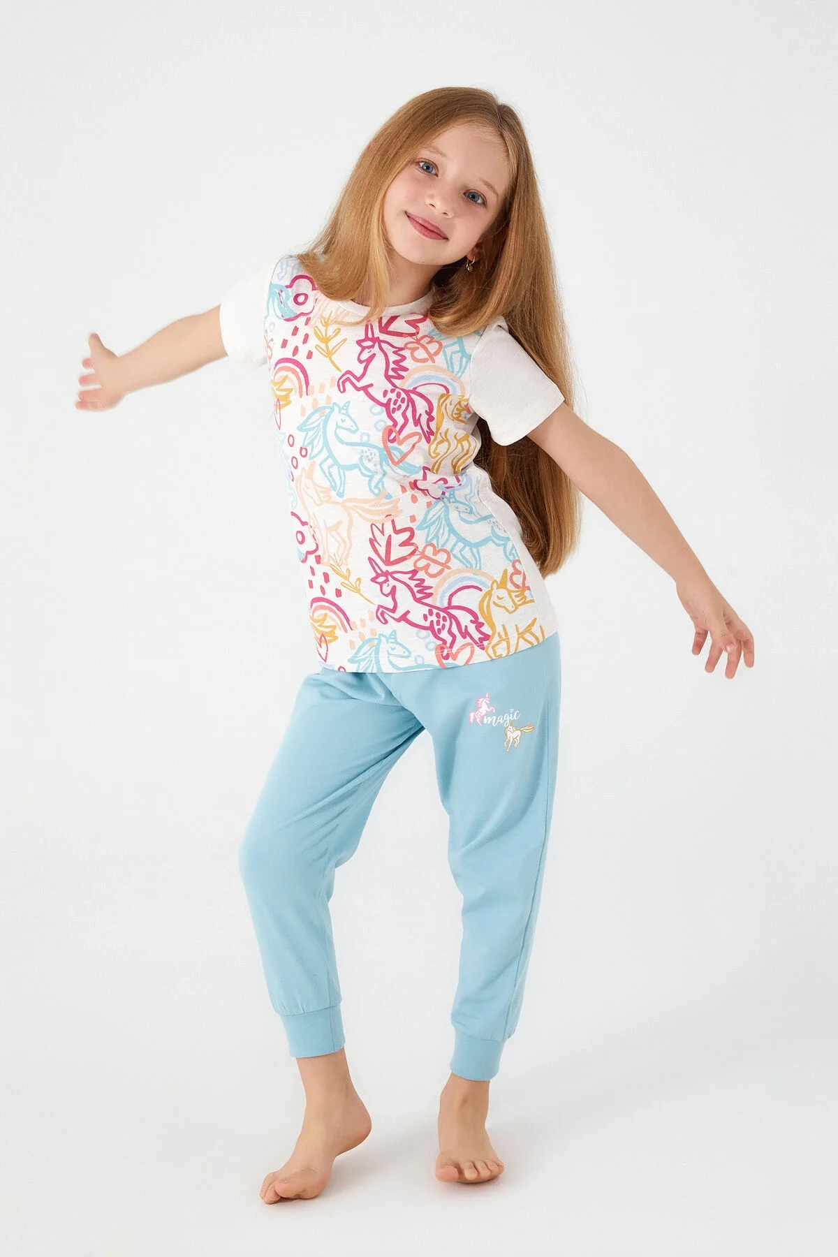 Beyaz unicorn desenli kız çocuk pijama takımı, Arnetta markası, renkli çizgili üst ve mavi pantolon, çocuk giyim