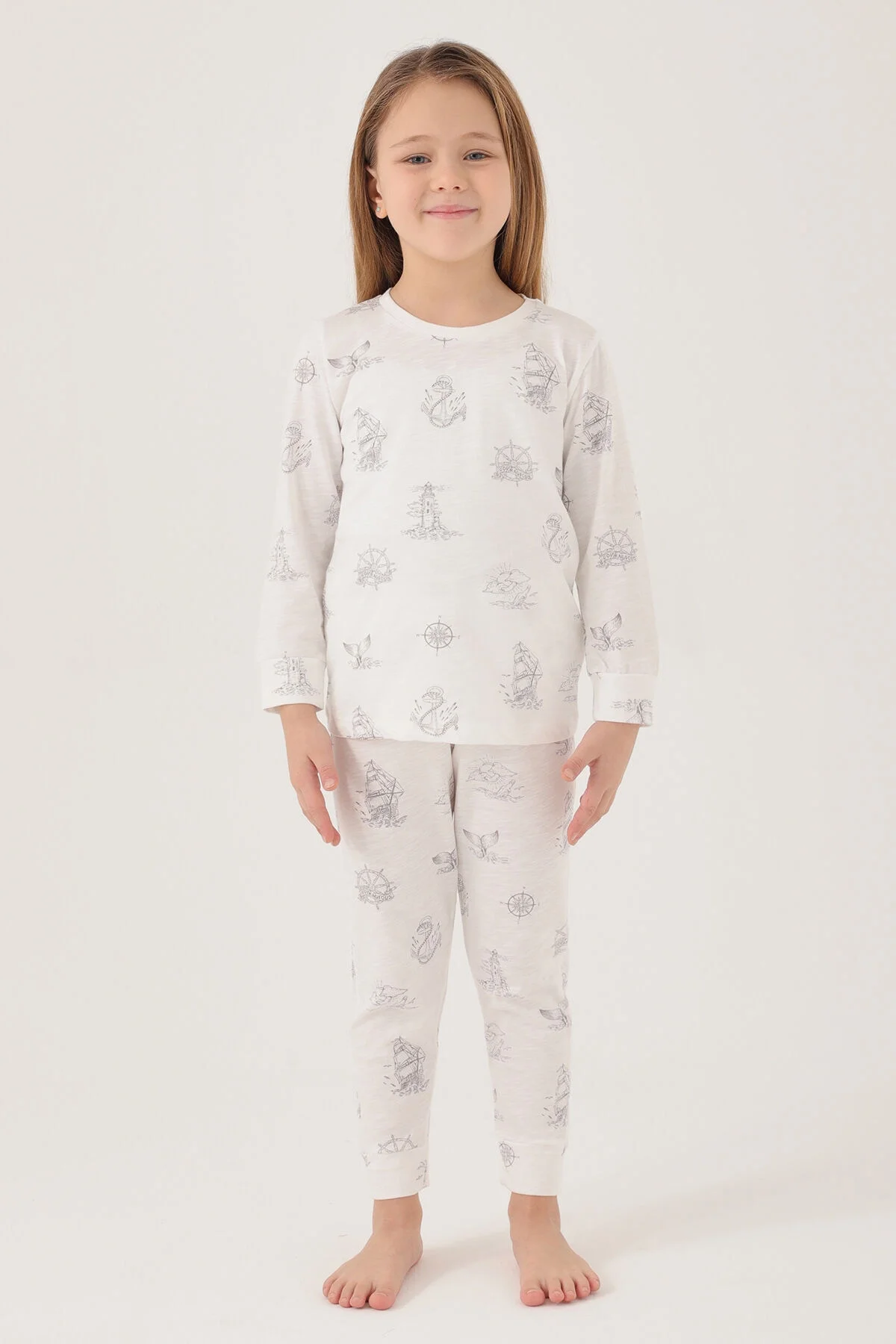 Beyaz deniz teması desenli kız çocuk pijama takımı, Rolypoly markası, uzun kollu ve pantolonlu, model ön görünüm
