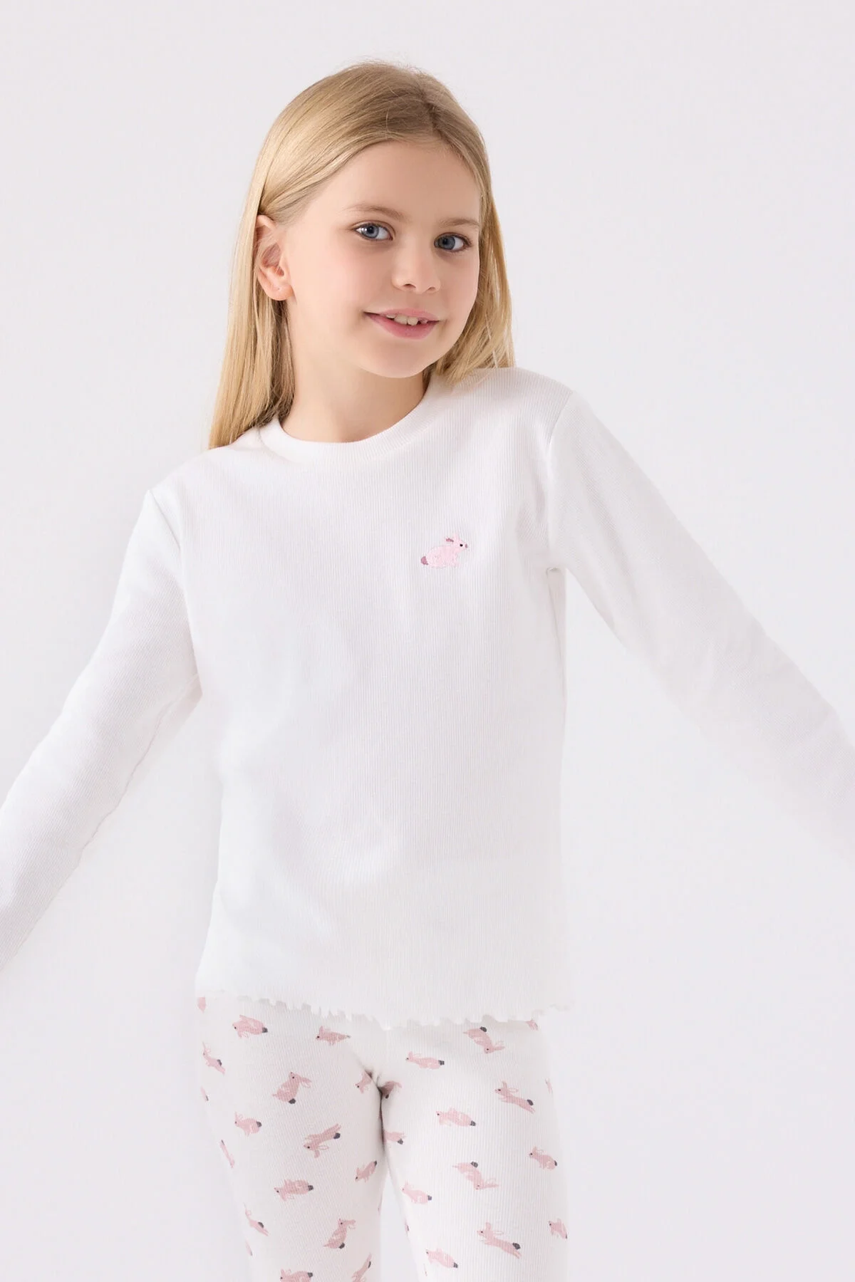 Beyaz Rolypoly kız çocuk pijama takımı, Arnetta markası, balık desenli pantolon ve dantelli üst, çocuk iç giyim