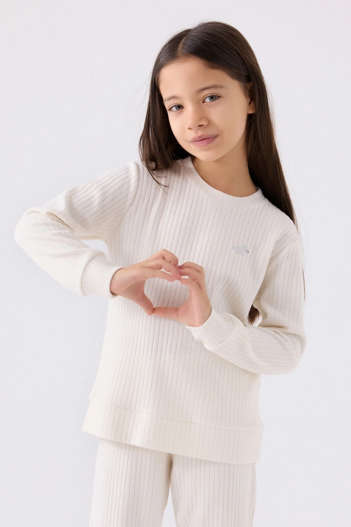 Beyaz ribbed desenli kız çocuk pijama takımı, Arnetta markası, rahat ve sıcak iç giyim, ön görünüm