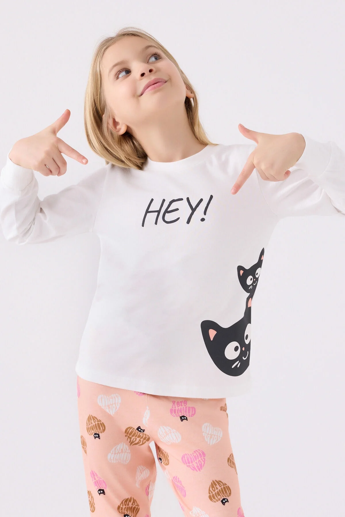 Beyaz koyunlu kedi desenli kız çocuk pijama takımı, Arnetta markası, yumuşak dokulu, günlük ve uyku giyimi