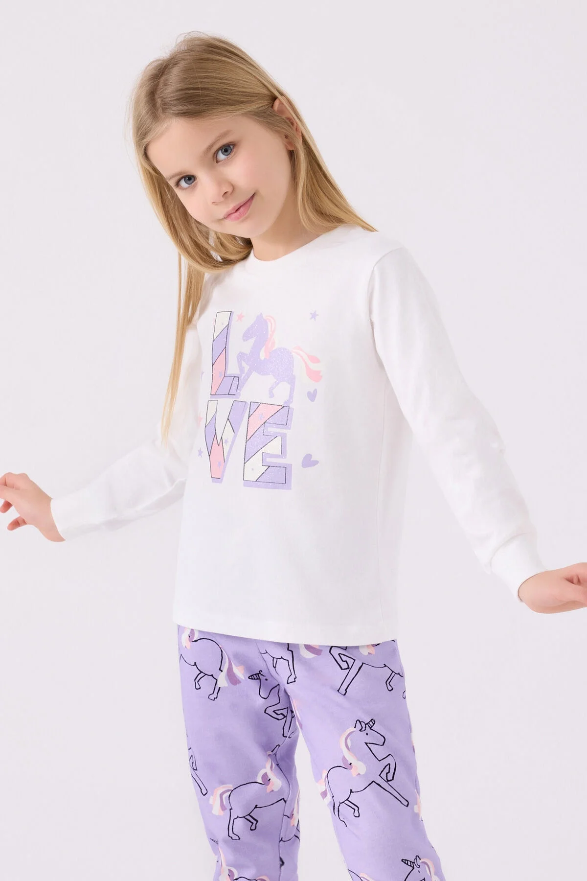 Beyaz ve mor unicorn desenli kız çocuk pijama takımı, Rolypoly markası, günlük ve uyku giyimi için ideal