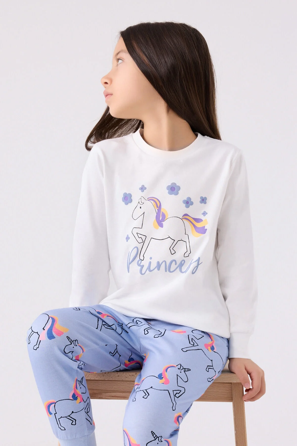 Beyaz unicorn desenli kız çocuk pijama takımı, Arnetta markası, Princess yazısı ve renkli kıyafet detayları