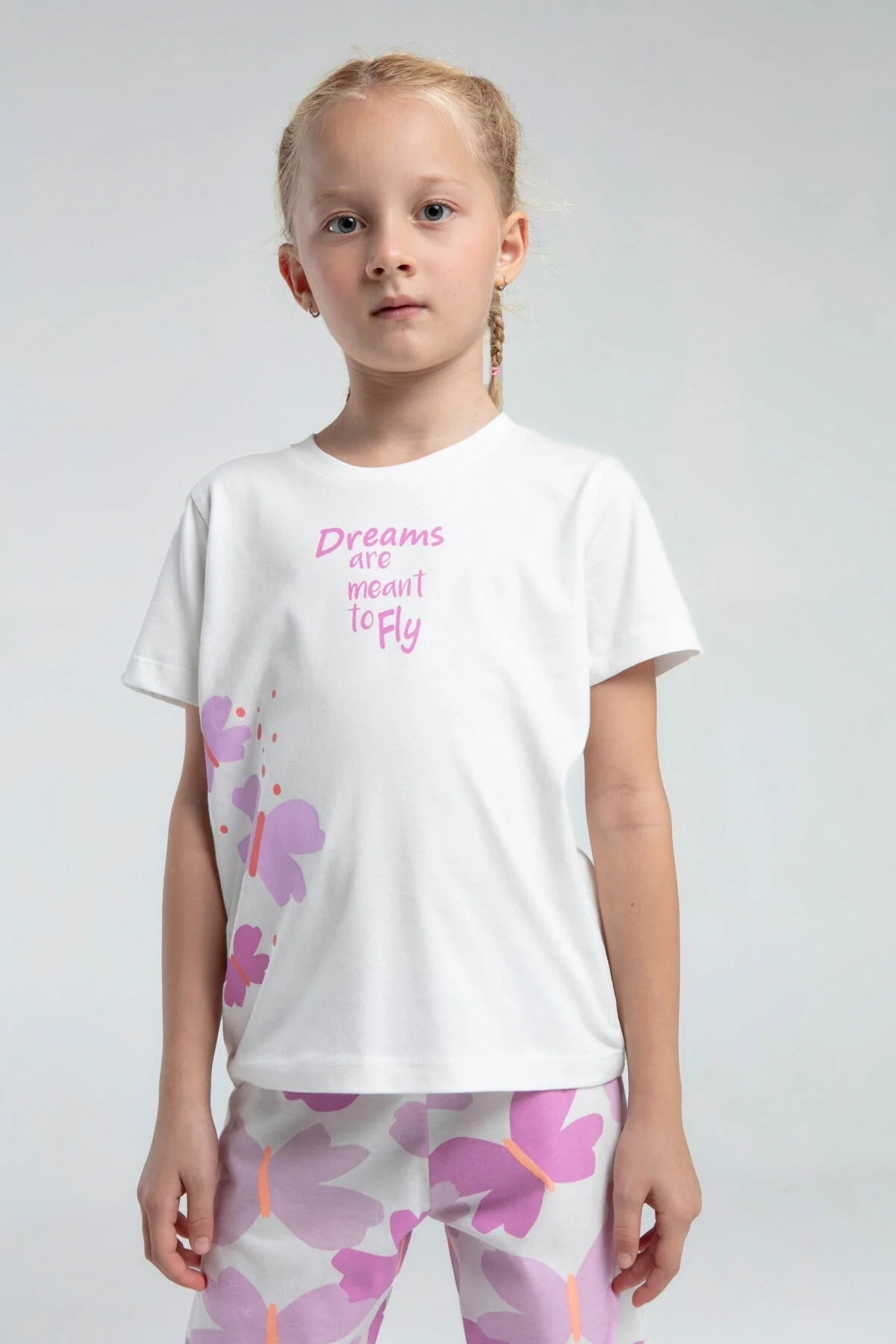 Beyaz pijama takımı, mor kelebek desenli, kız çocuk giyim, Arnetta markası, rahat günlük pijama, ön görünüm
