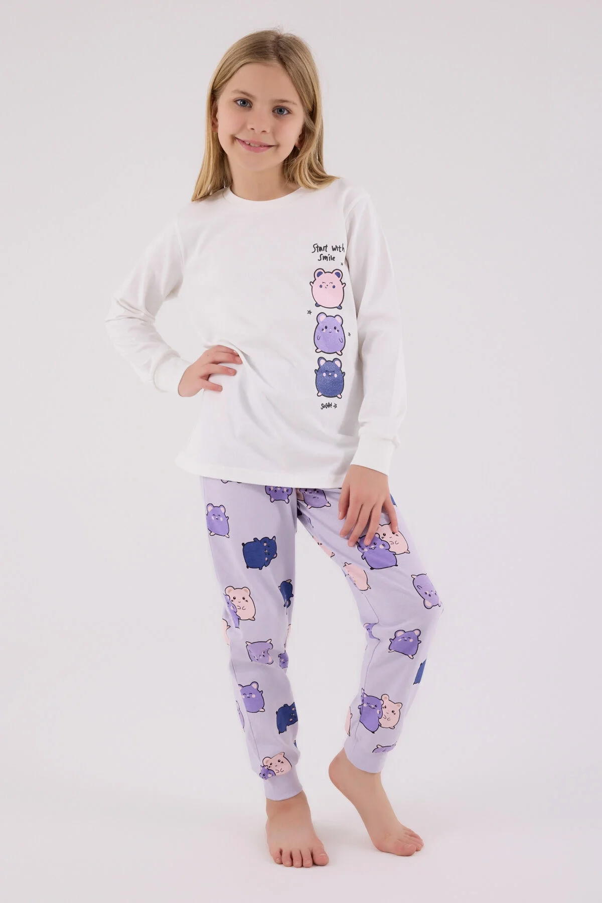 Kız çocuk beyaz pijama takımı, kawaii hamster desenli, Arnetta markası, rahat günlük ve uyku giyimi, model ön ve yan görünüm