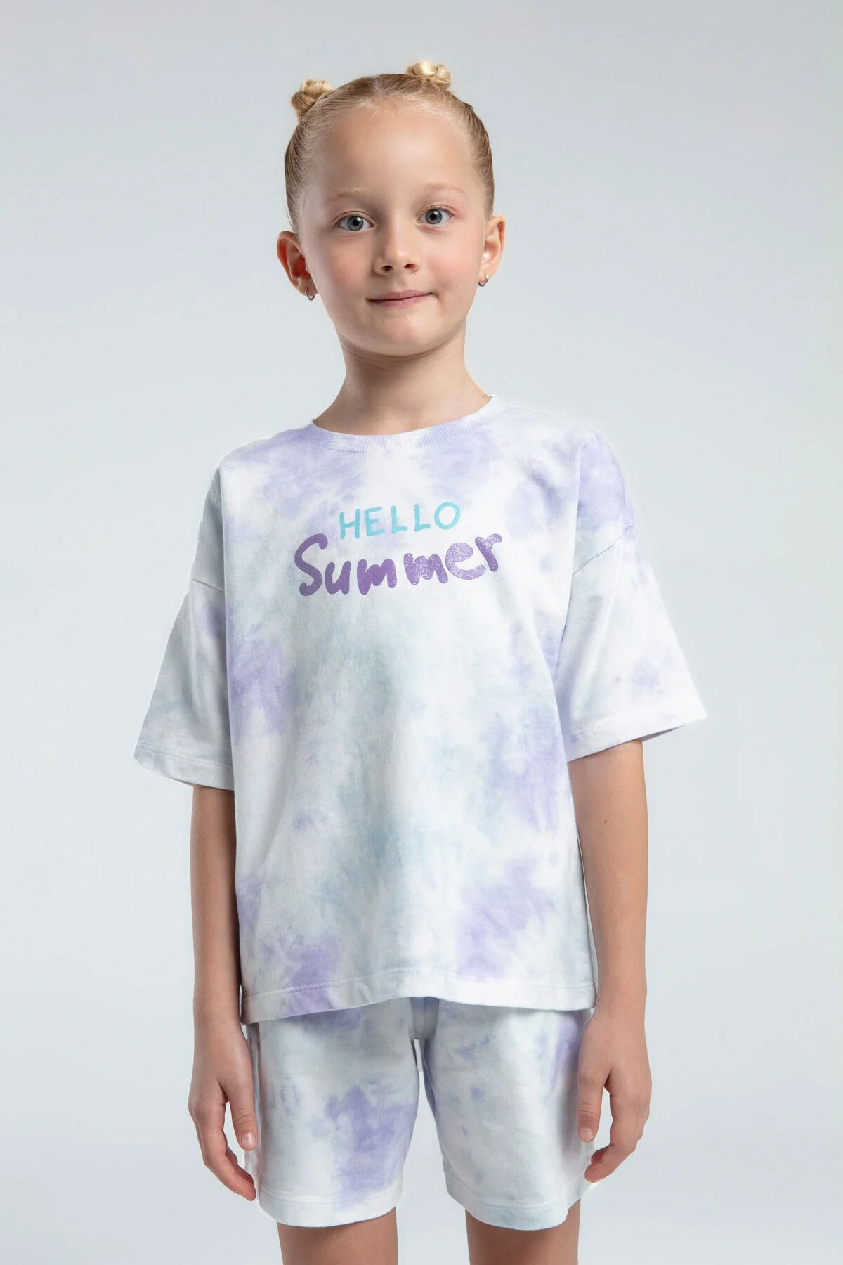 Beyaz şort takım, tie-dye desenli 'Hello Summer' yazısı, kız çocuk modeli, Arnetta markası, yazlık giyim seti