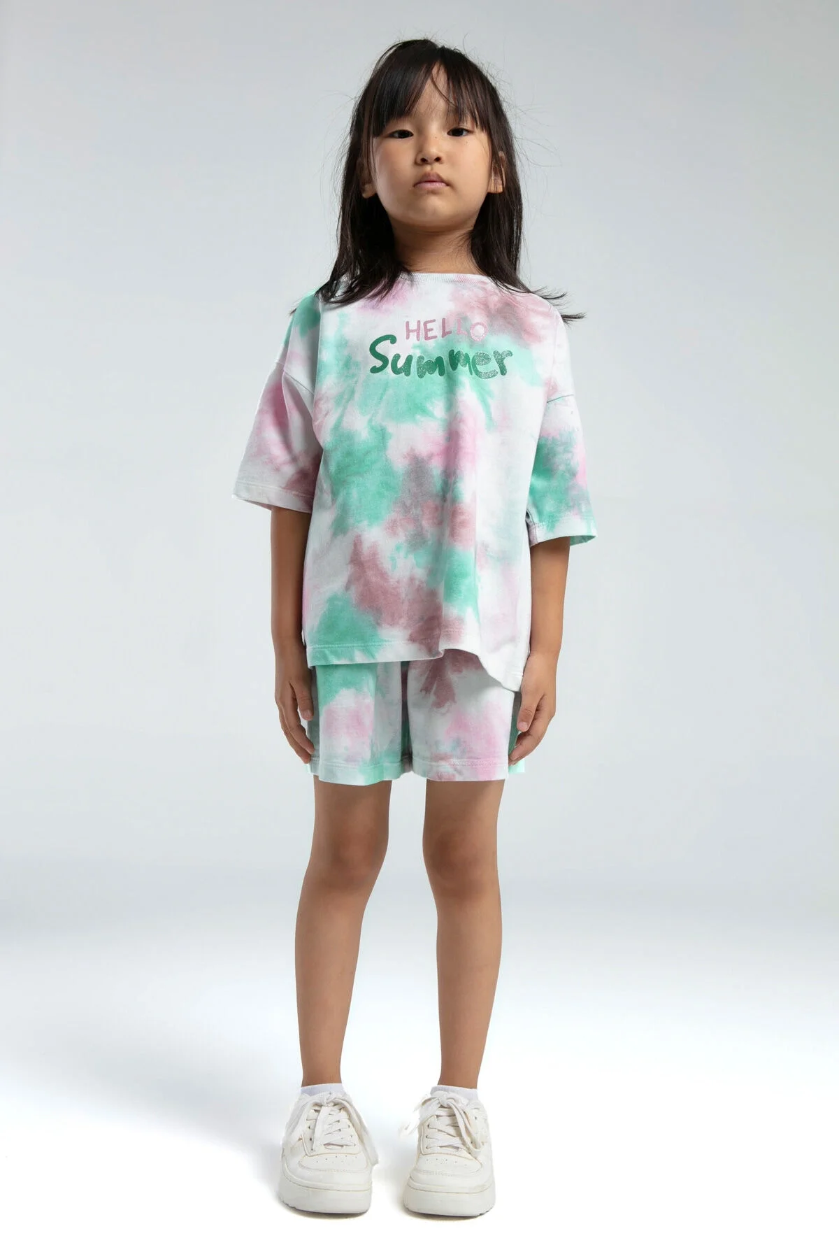 Beyaz şort takım, renkli tie-dye desenli, kız çocuk giyim, Arnetta markası, yazlık rahatlık