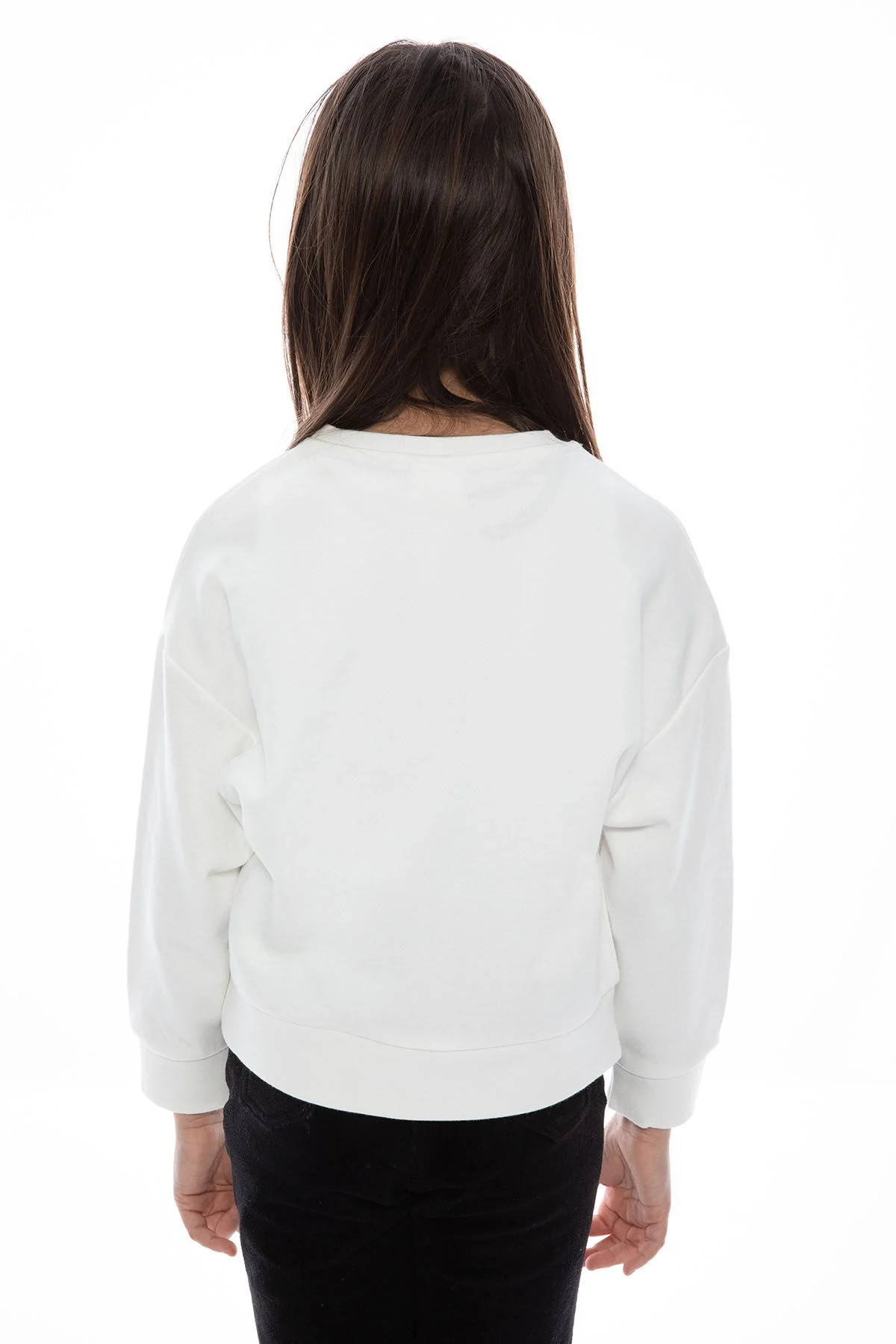 Beyaz kız çocuk sweatshirt, 'CREATE THE FUTURE' yazısı, Arnetta markası, model ön ve yan görünümü, beyaz arka plan