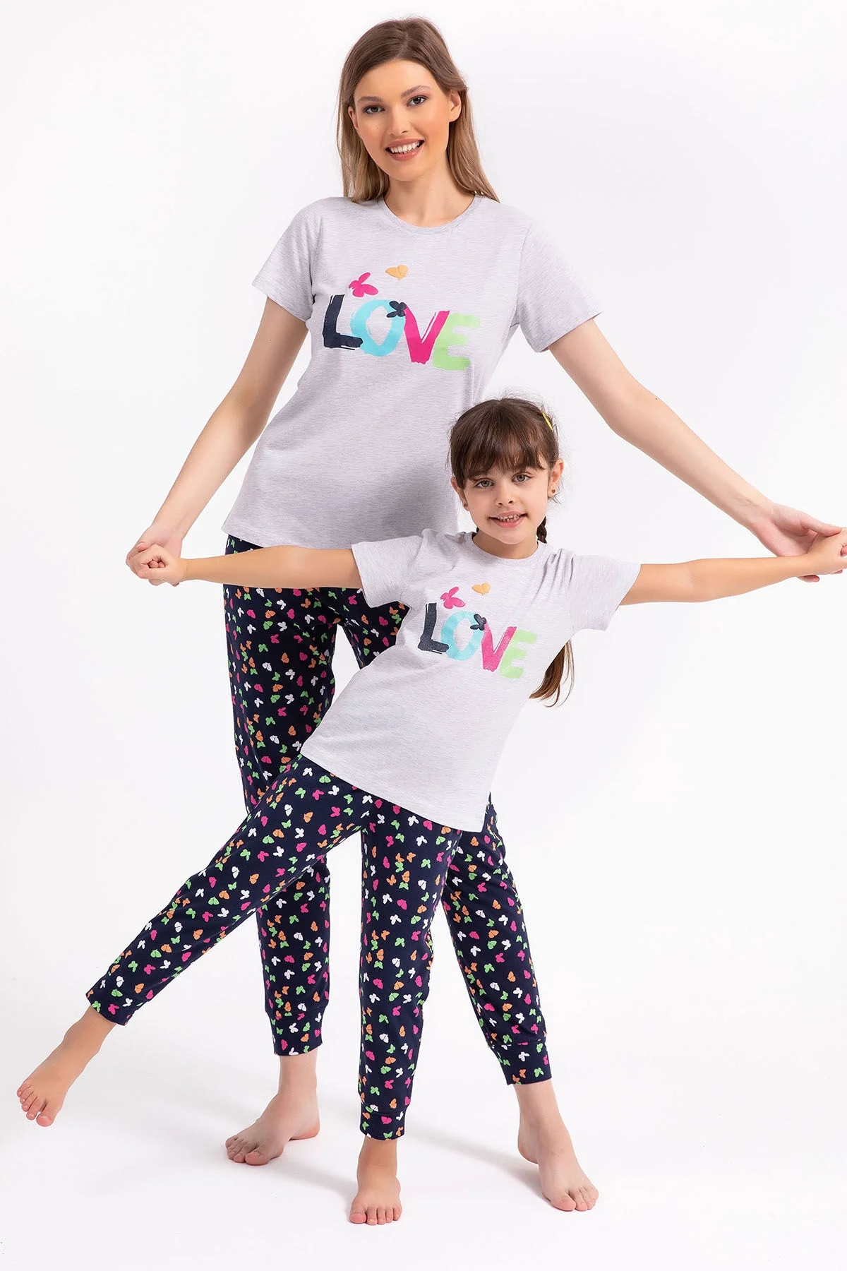 Gri 'LOVE' yazısı ve renkli kelebek desenli kız çocuk pijama takımı, Arnetta markası, tam boy model görsel