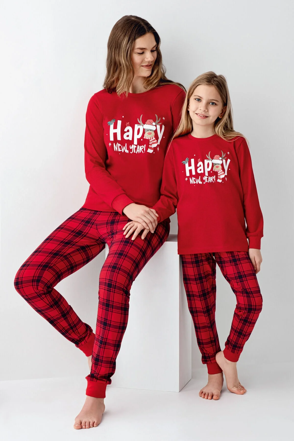 Kız çocuk kırmızı pijama takımı, Happy New Year deseni, kareli pantolon, Arnetta marka, yılbaşı temalı pijama
