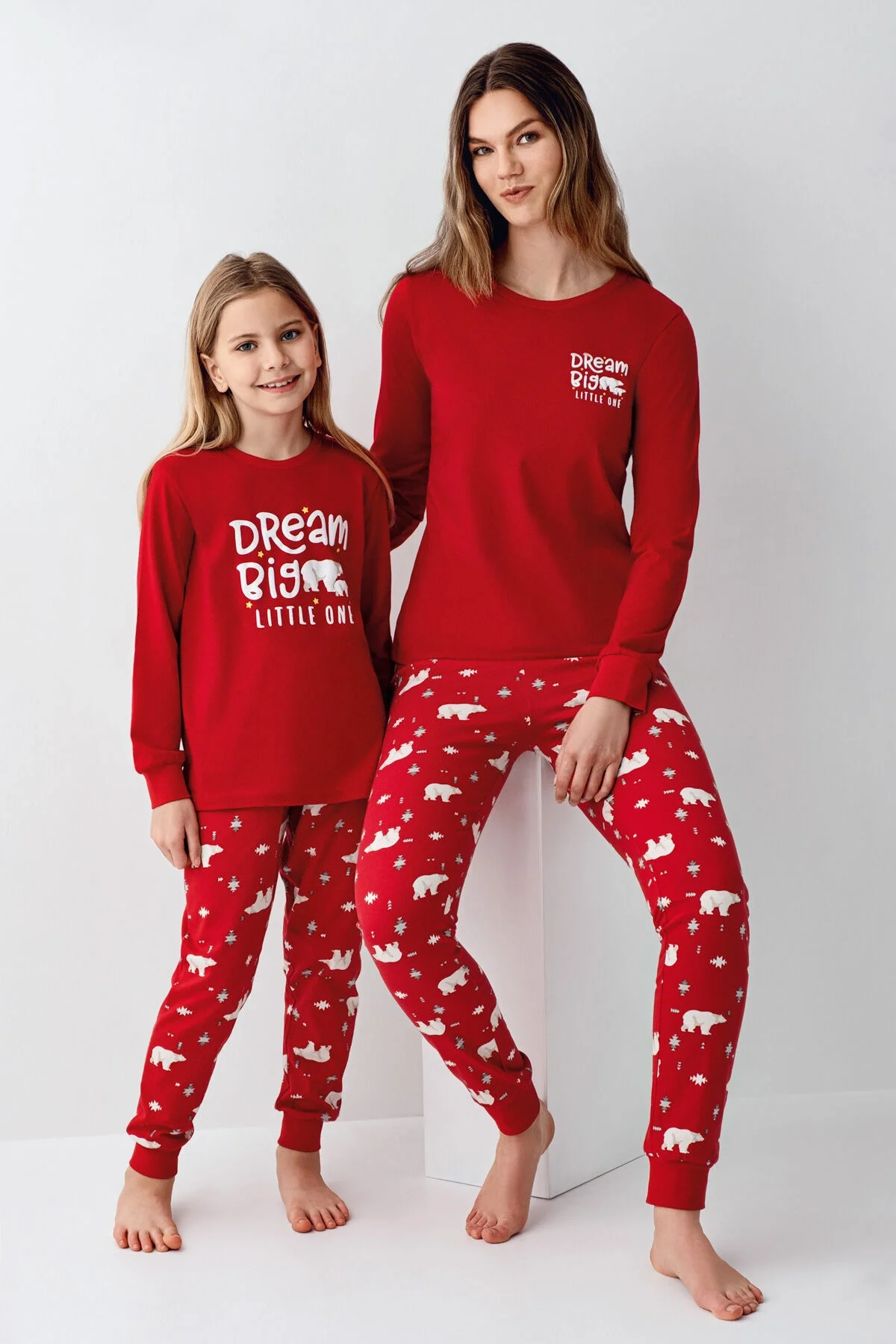 Kız çocuk kırmızı poları ve yıldız desenli pijama takımı, 'Dream Big Little One' yazısı, Arnetta markası, çocuk iç giyim