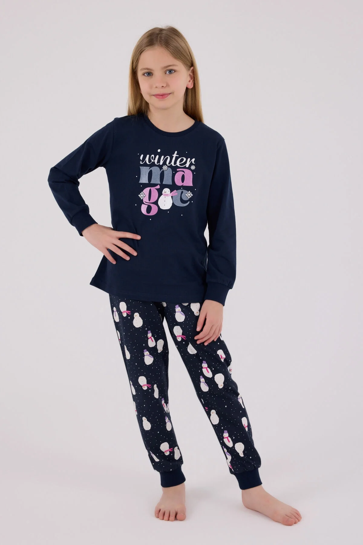Lacivert kış teması kız çocuk pijama takımı, karilacı desenli ve 'winter magic' yazısı, Arnetta markası