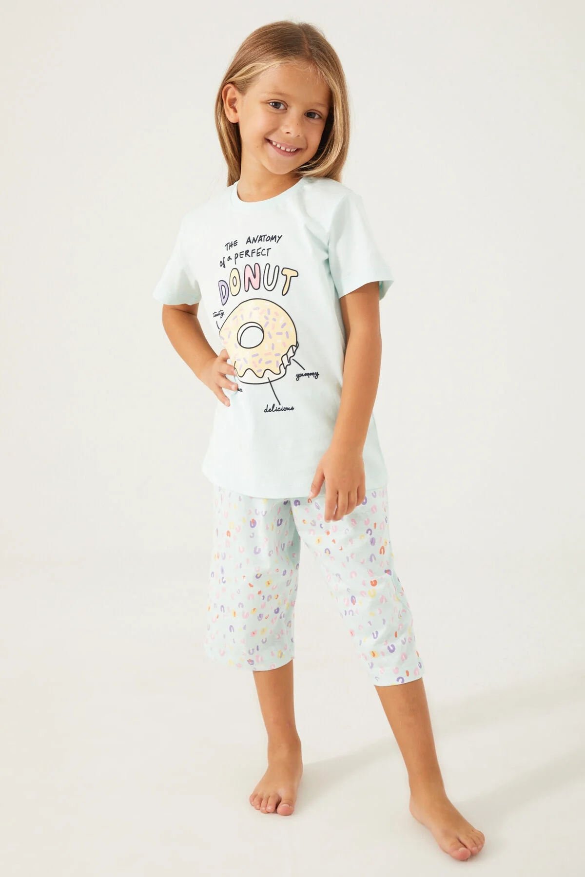 Mavi kapri takımı, donut desenli kız çocuk pijama, Arnetta markası, eğlenceli ve renkli günlük giyim