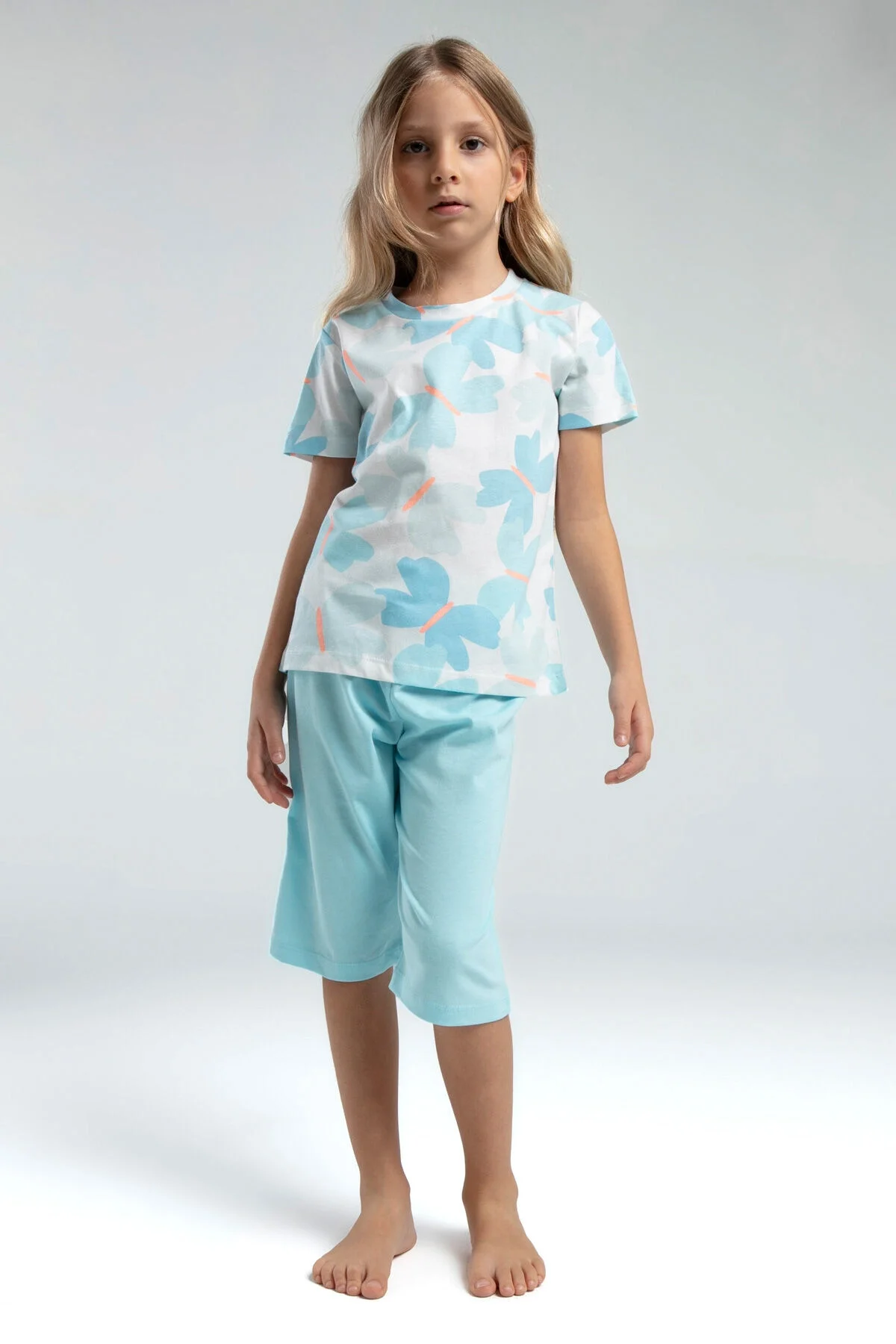 Mavi kapri takımı, Rolypoly marka kız çocuk pijama seti, görselde çocuk modeli, kelebek desenli üst, açık mavi pantolon