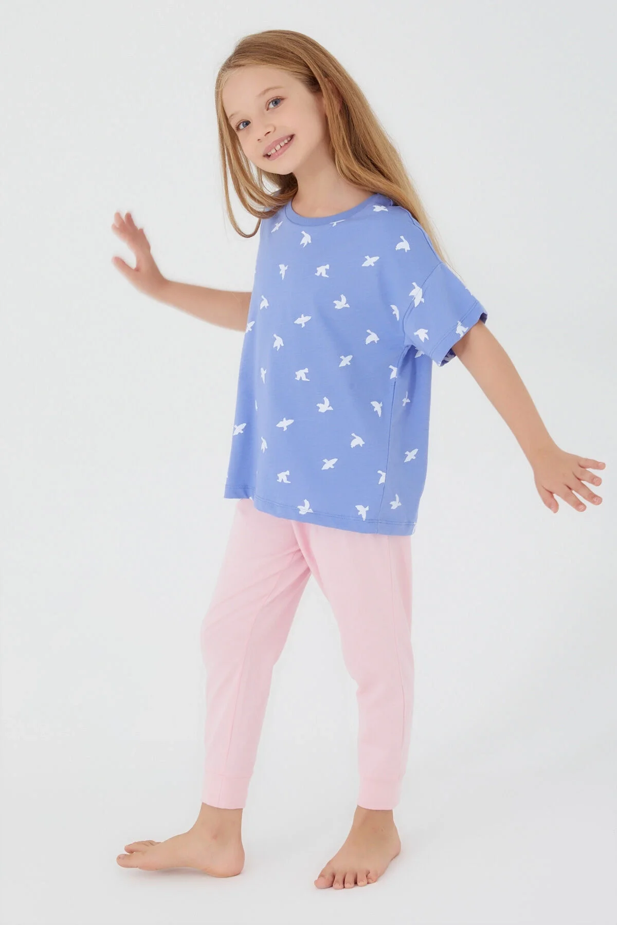Mavi kuş desenli, pembe pantolonlu kız çocuk pijama takımı, Rolypoly markası, Arnetta, çocuk iç giyim