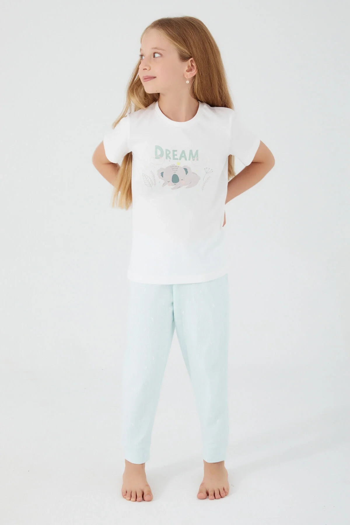 Kız çocuk pijama takımı, beyaz koala desenli üst ve açık mavi pantolon, uyku ve rahatlık için ideal