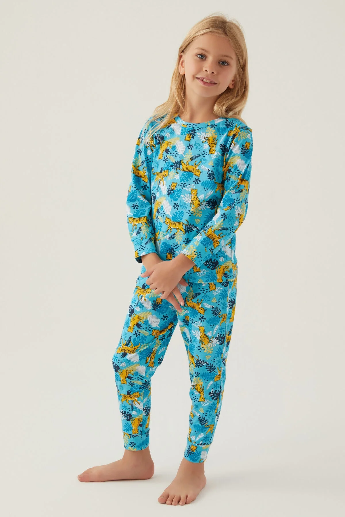 Mavi tigre ve yaprak desenli kız çocuk pijama takımı, Rolypoly markası, günlük ve uyku giyimi