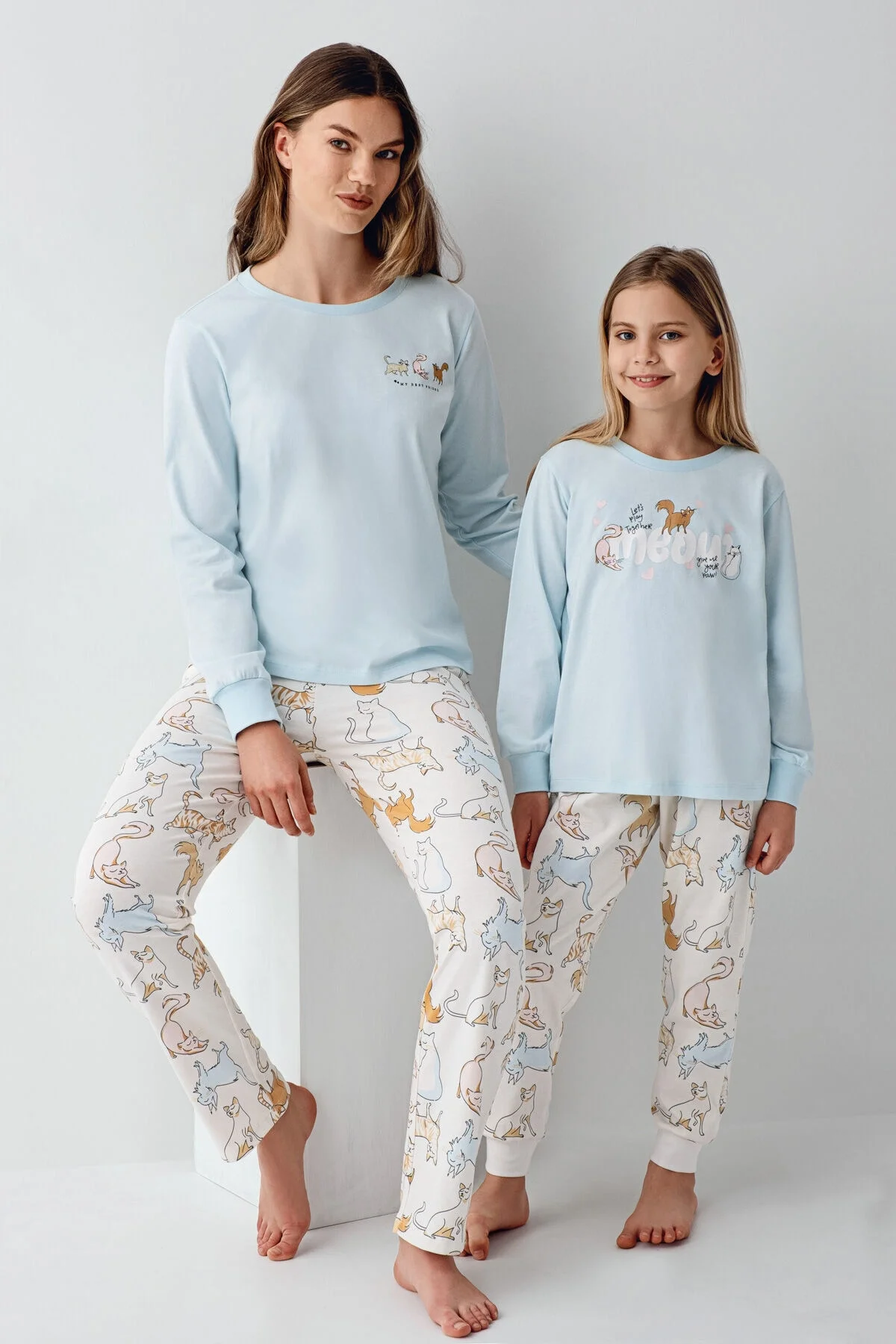 Mavi kedi desenli kız çocuk pijama takımı, Rolypoly marka, uzun kollu üst ve pantolon, eğlenceli kedi motifleri, Annetta markası
