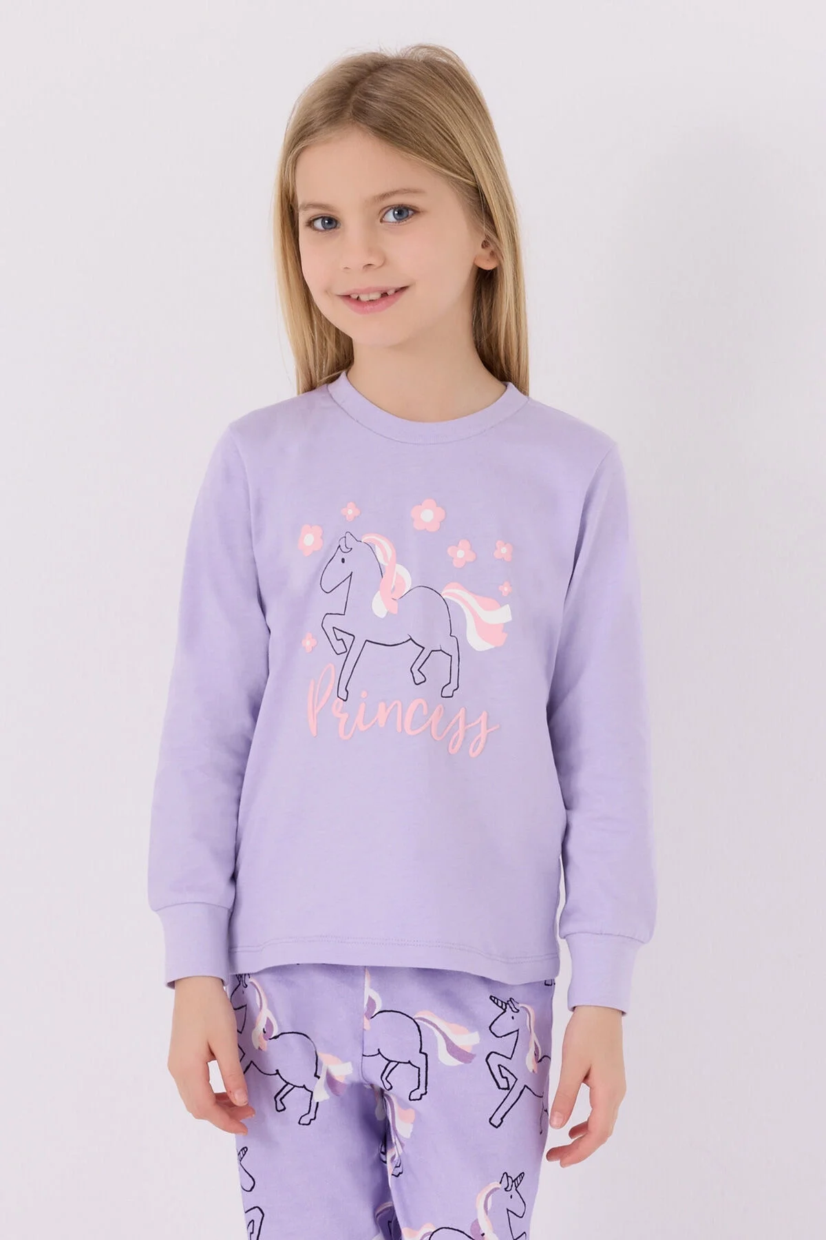 Mor unicorn desenli kız çocuk pijama takımı, Arnetta markası, tam vücut görünümü, pijama seti