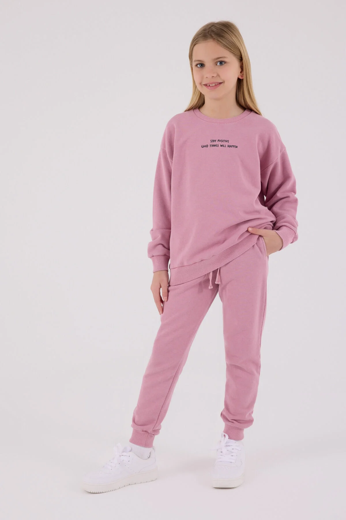 Pembe Rolypoly kız çocuk eşofman takımı, Arnetta markası, rahat ve stil sahibi günlük giyim, ön yazım detayı