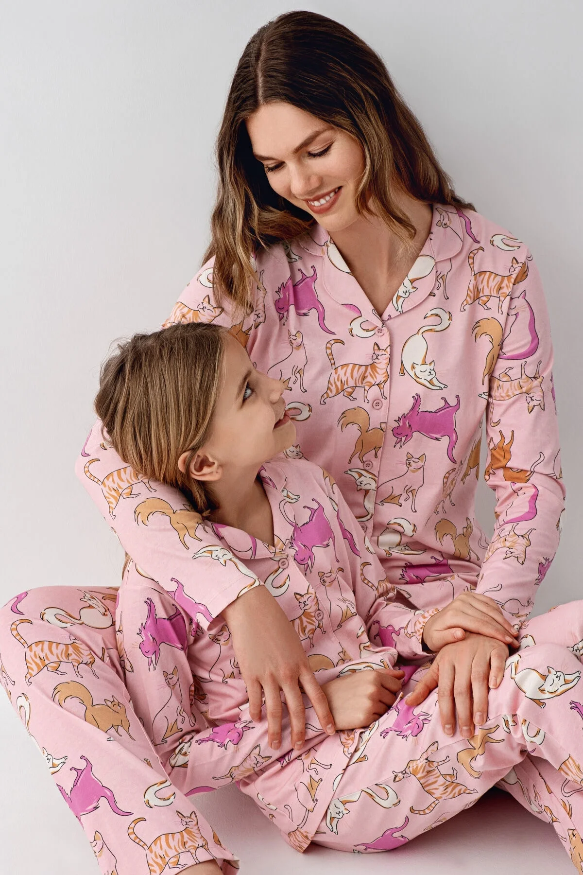 Pembe kedi desenli kız çocuk pijama takımı, Rolypoly marka, uzun kollu ve pantolonlu, rahat ve eğlenceli tasarım