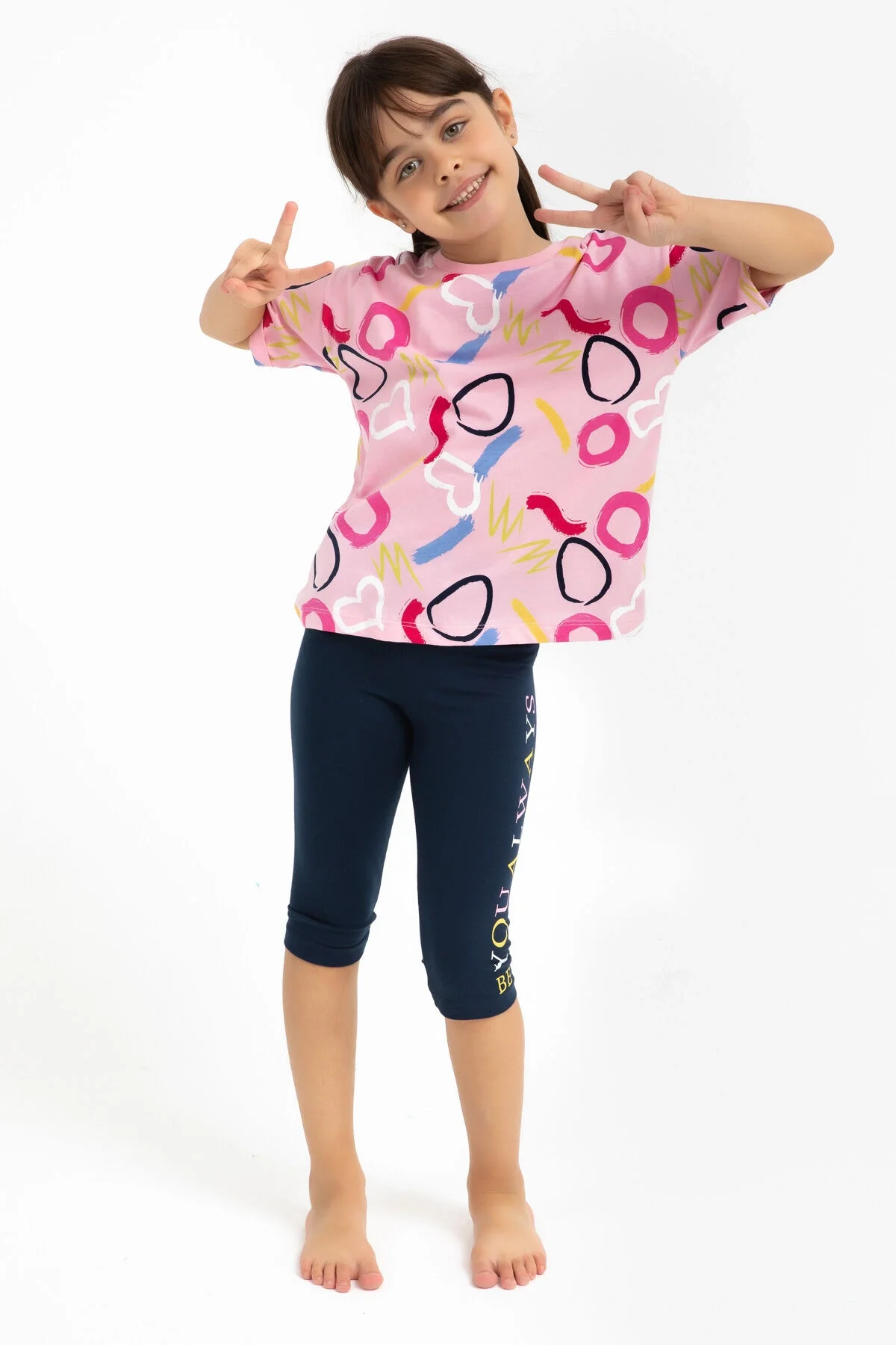 Pembe renkli, geometrik desenli kız çocuk kapri takımı, Arnetta markası, eğlenceli ve modern stil
