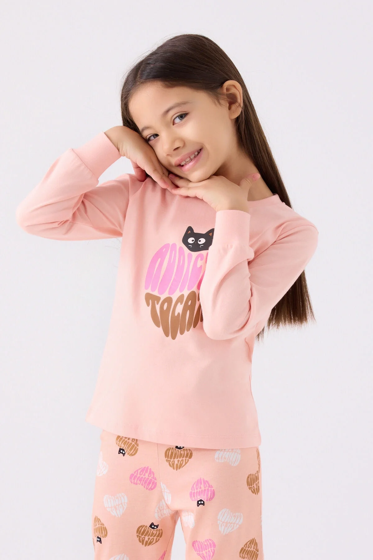 Pembe kız çocuk pijama takımı, kedi ve kalp desenli, Arnetta markası, çocuk iç giyim, rahat günlük pijama