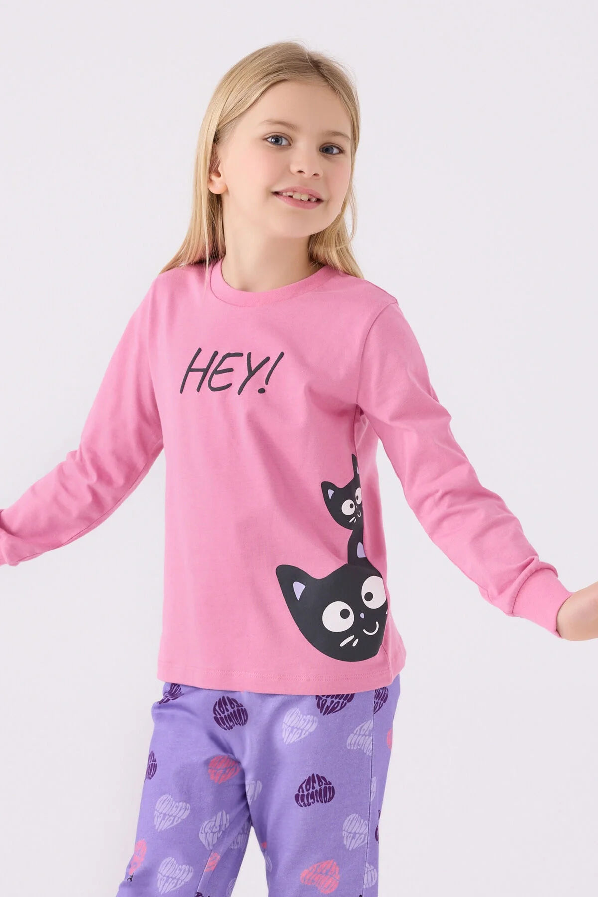 Pembe kız çocuk pijama takımı, siyah kedi desenli üst ve kalp motifli alt, Arnetta markası, çocuk pijama toptan