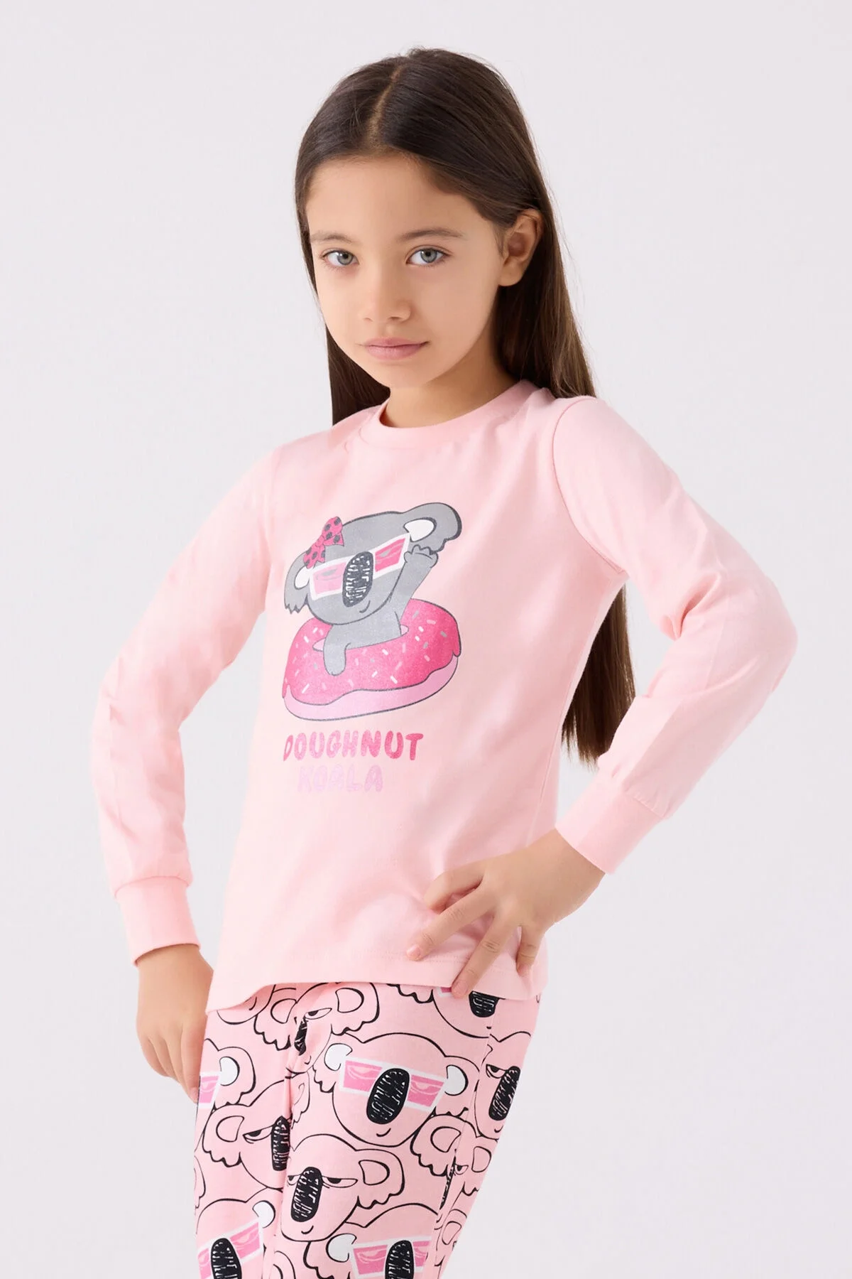 Pembe koyun desenli kız çocuk pijama takımı, Rolypoly markası, kıyafet ön ve yan görünümü, yumuşak kumaş, çocuk pijama seti