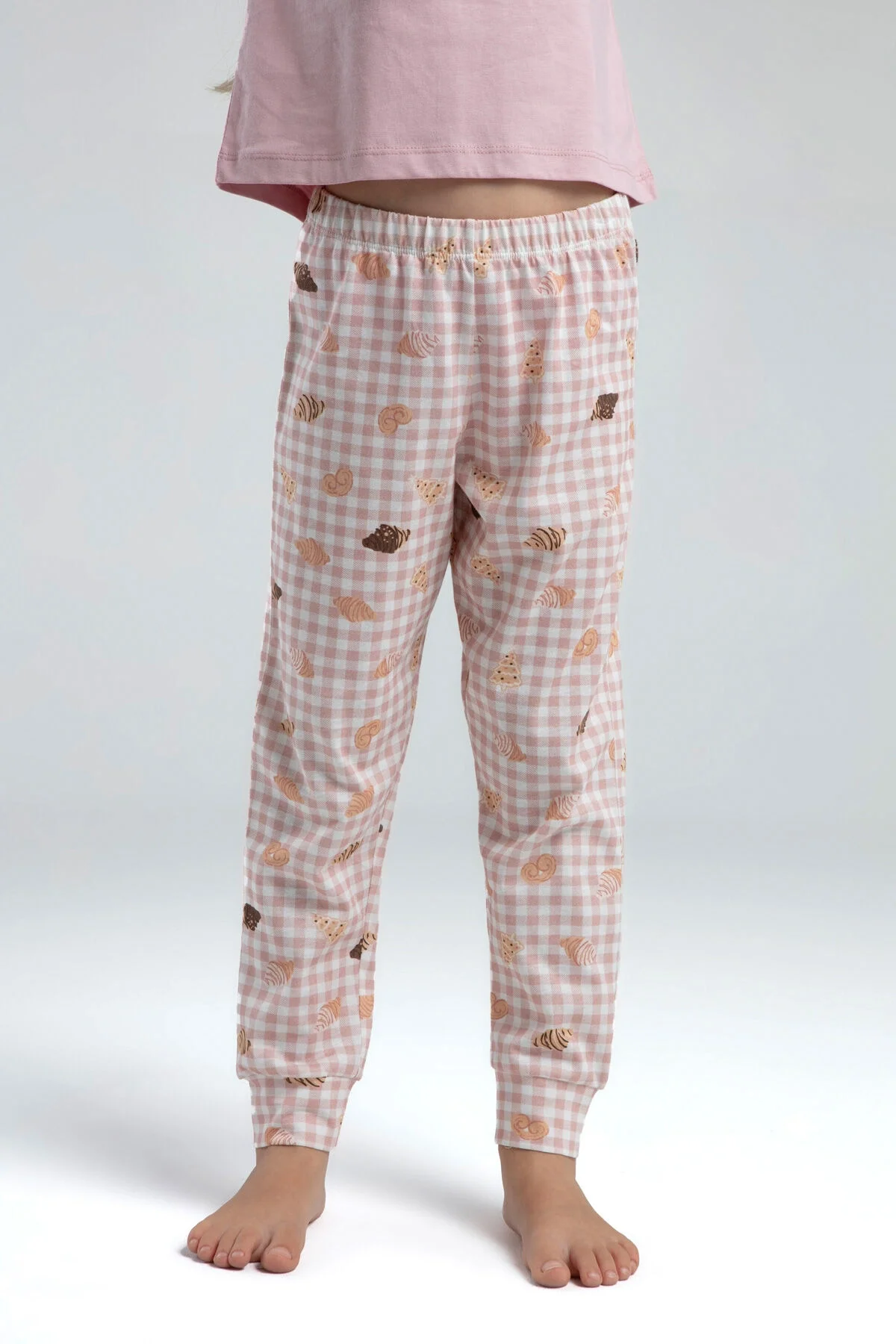 Pembe kız çocuk pijama takımı, 'Good Morning' yazısı ve kroket desenli pantolon, Arnetta markası, tam boy görünüm