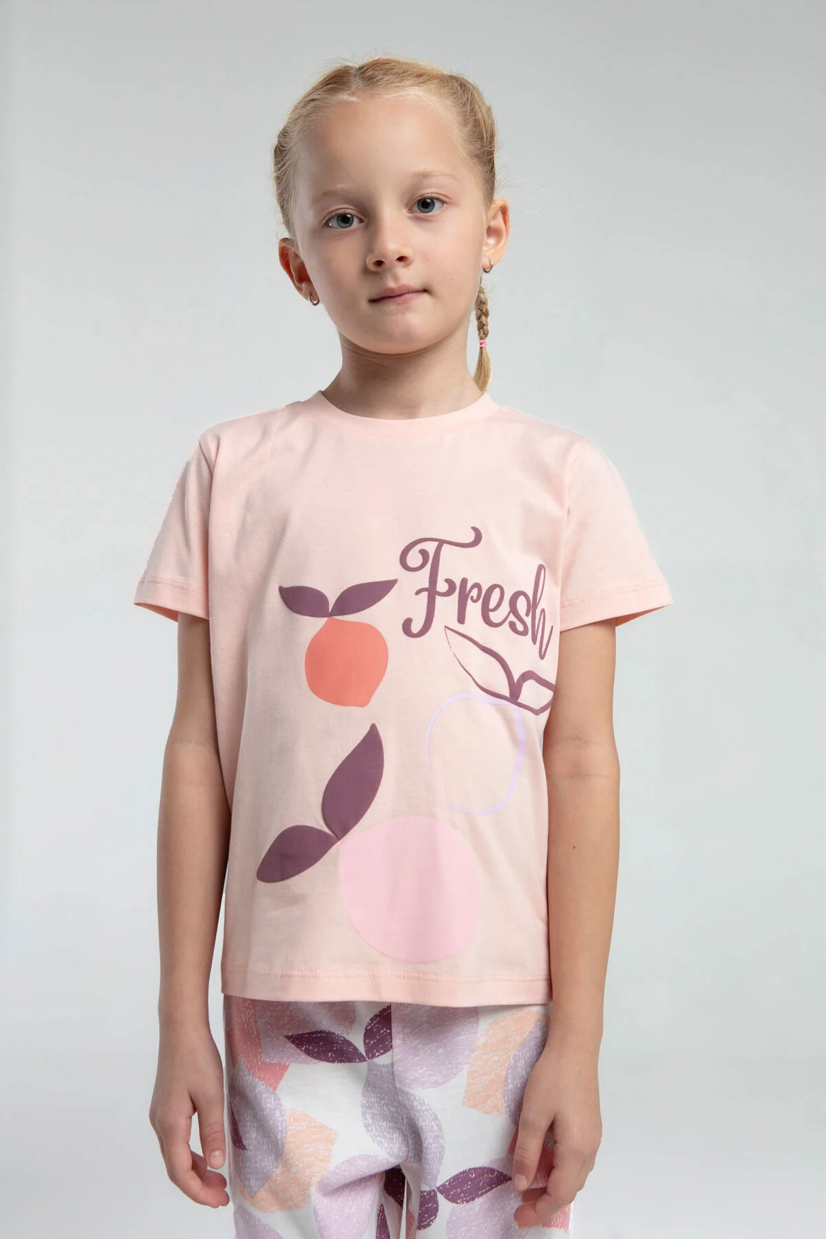Pembe 'Fresh' desenli kız çocuk pijama takımı, Arnetta markası, tam vücut görünümü, pastel tonlarda yaprak motifli pantolon