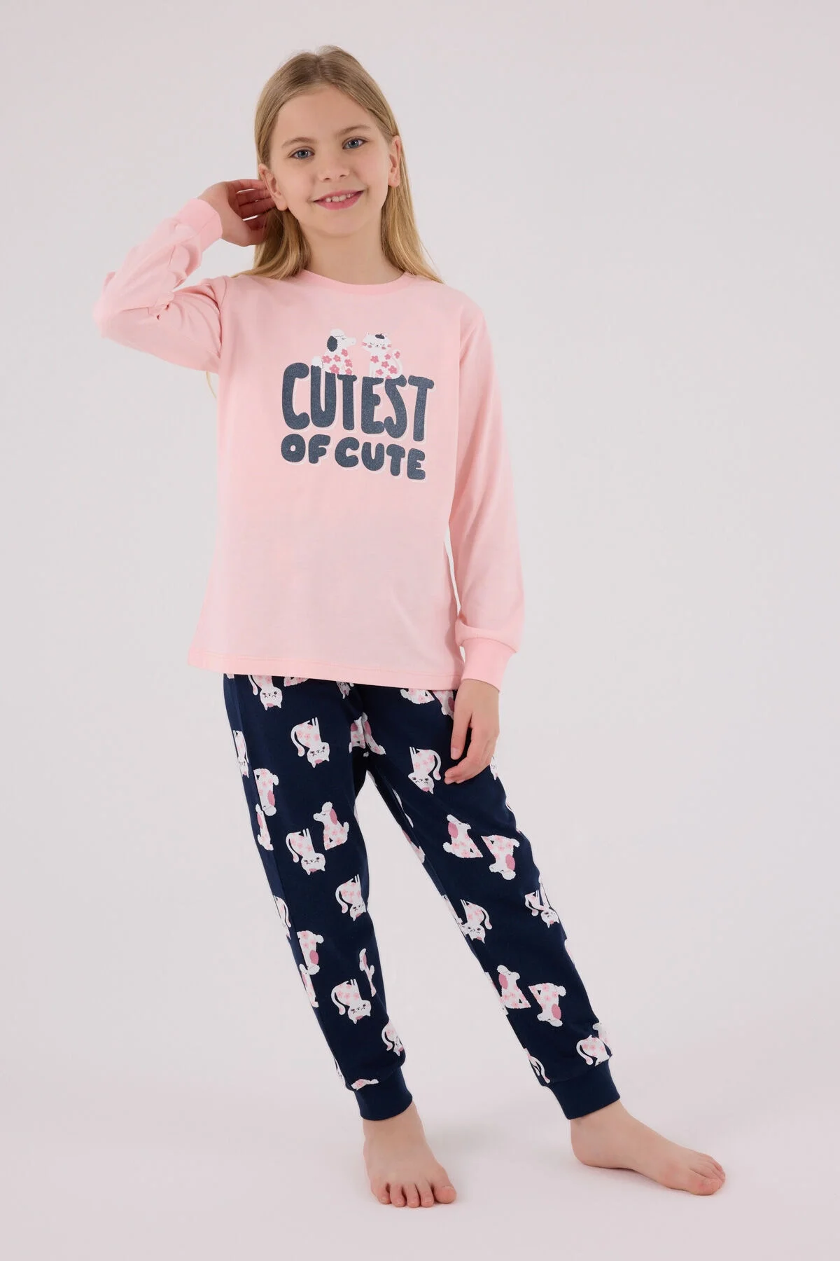 Pembe kız çocuk pijama takımı, 'Cutest of Cute' yazısı ve kedi desenli mavi pantolon, Arnetta markası, çocuk pijama ürünü