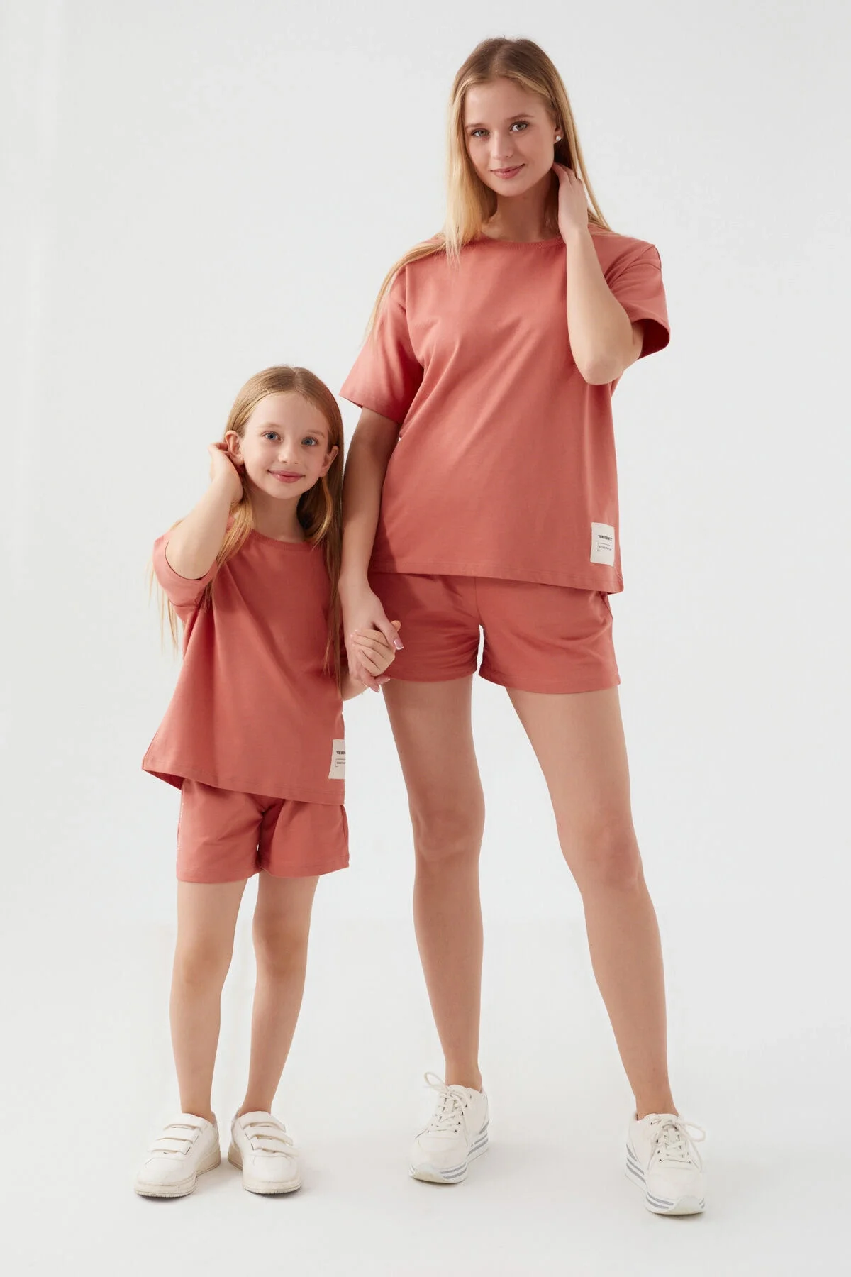 Pembe Rolypoly Kız Çocuk Şort Takımı, Arnetta marka çocuk iç giyim, rahat günlük giyim seti, beyaz spor ayakkabı ile takımlı