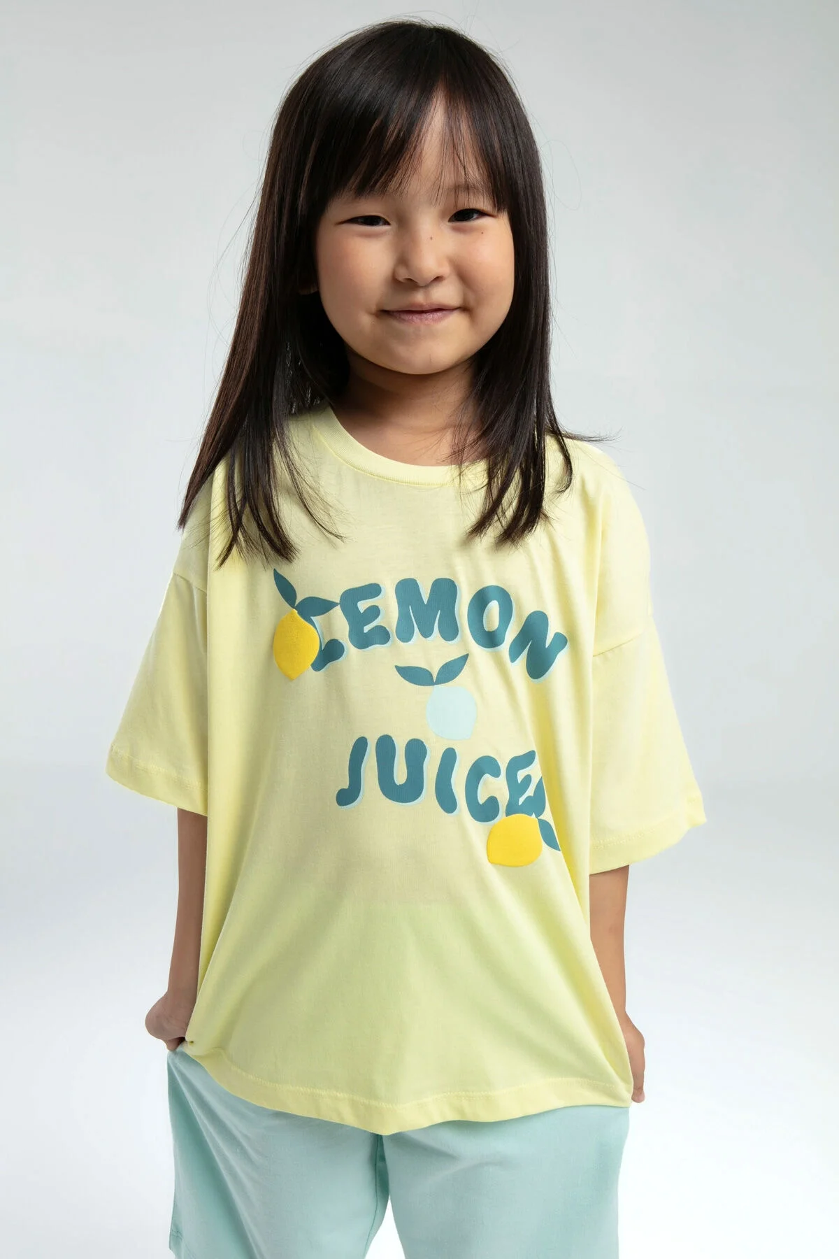 Sarı lemon desenli T-shirt ve açık mavi Bermuda takım, kız çocuk giyim, Arnetta markası, rahat günlük stil