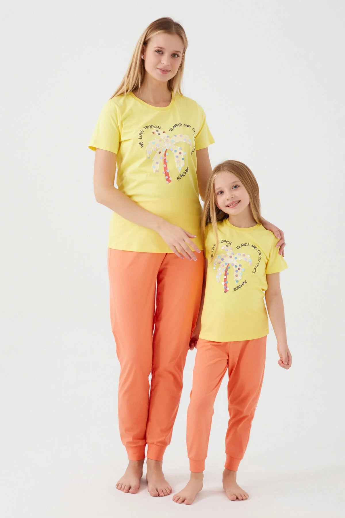 Sarı renkli, parlak desenli kız çocuk pijama takımı, Arnetta markası, ön görünüm, çocuk giyim