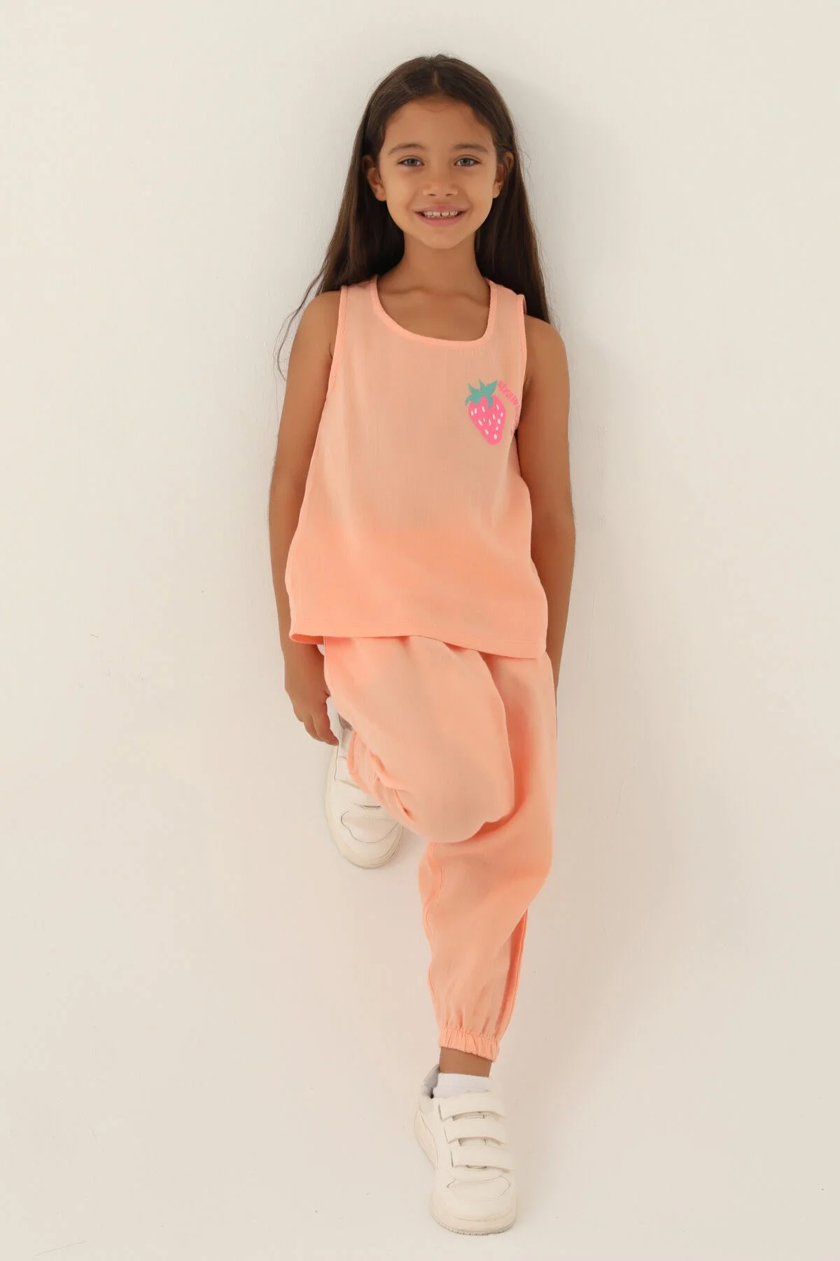 Turuncu草莓 desenli kız çocuk pijama takımı, Arnetta markası, rahat pantolon ve tank top, ön görünüm