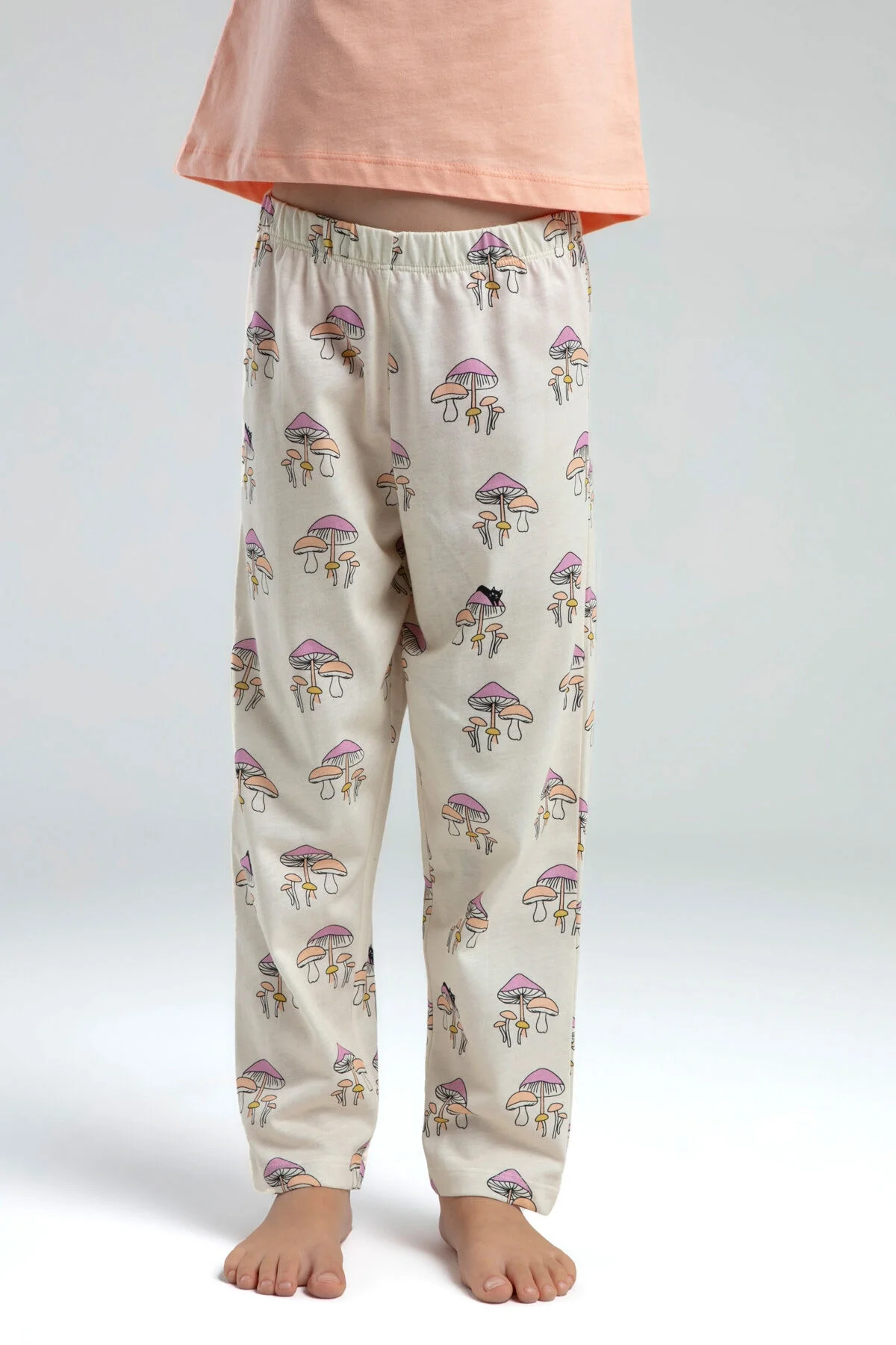 Turuncu 'Too Pretty' mantel ve mantılsız pantolonlu kız çocuk pijama takımı, Arnetta markası, kahverengi mantolarda mantar desenli