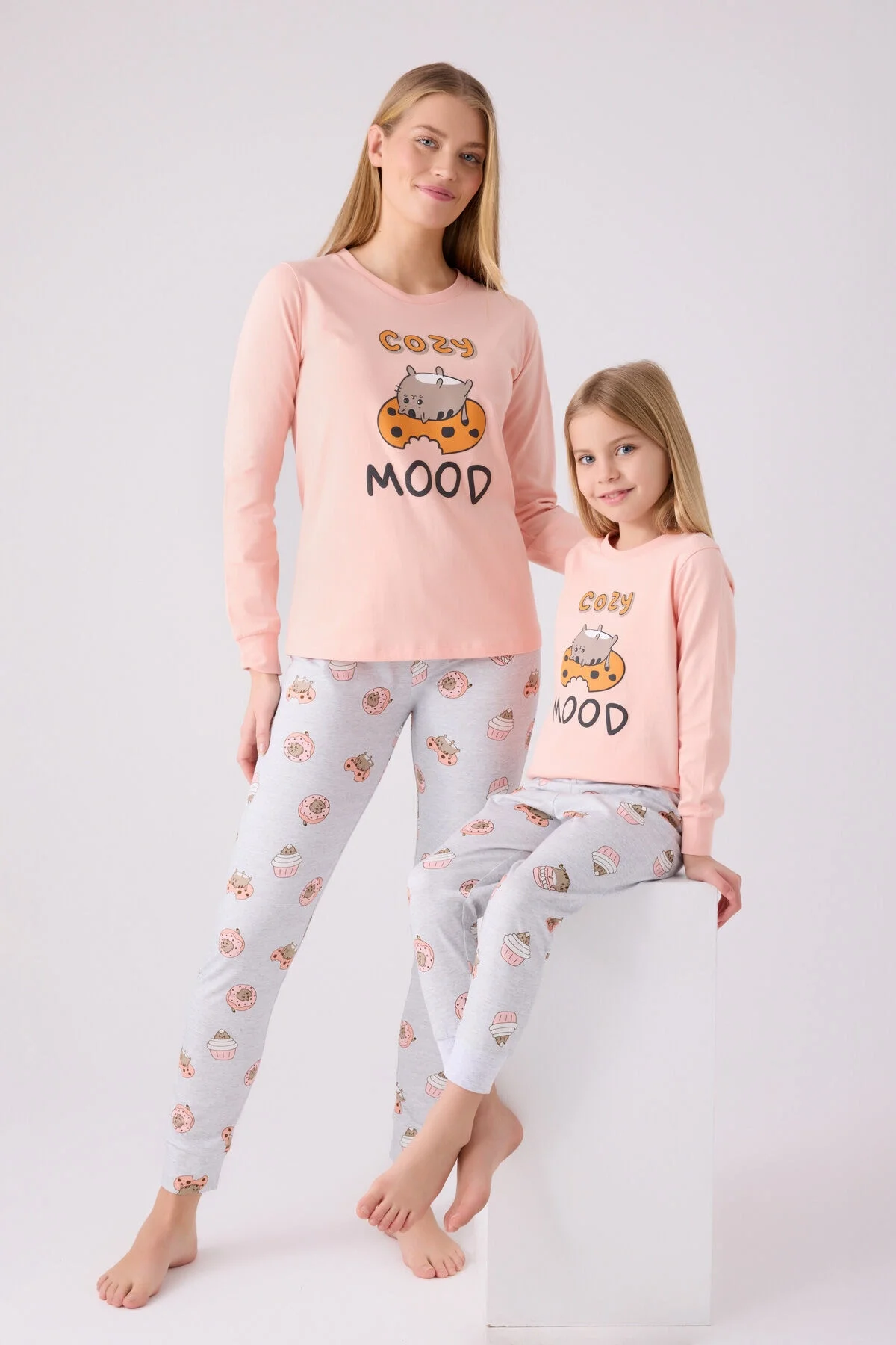 Turuncu pijama takımı, kız çocuk modeli, kıyafet üzerinde 'Cozy Mood' yazısı ve donut desenli pantolon, Arnetta markası