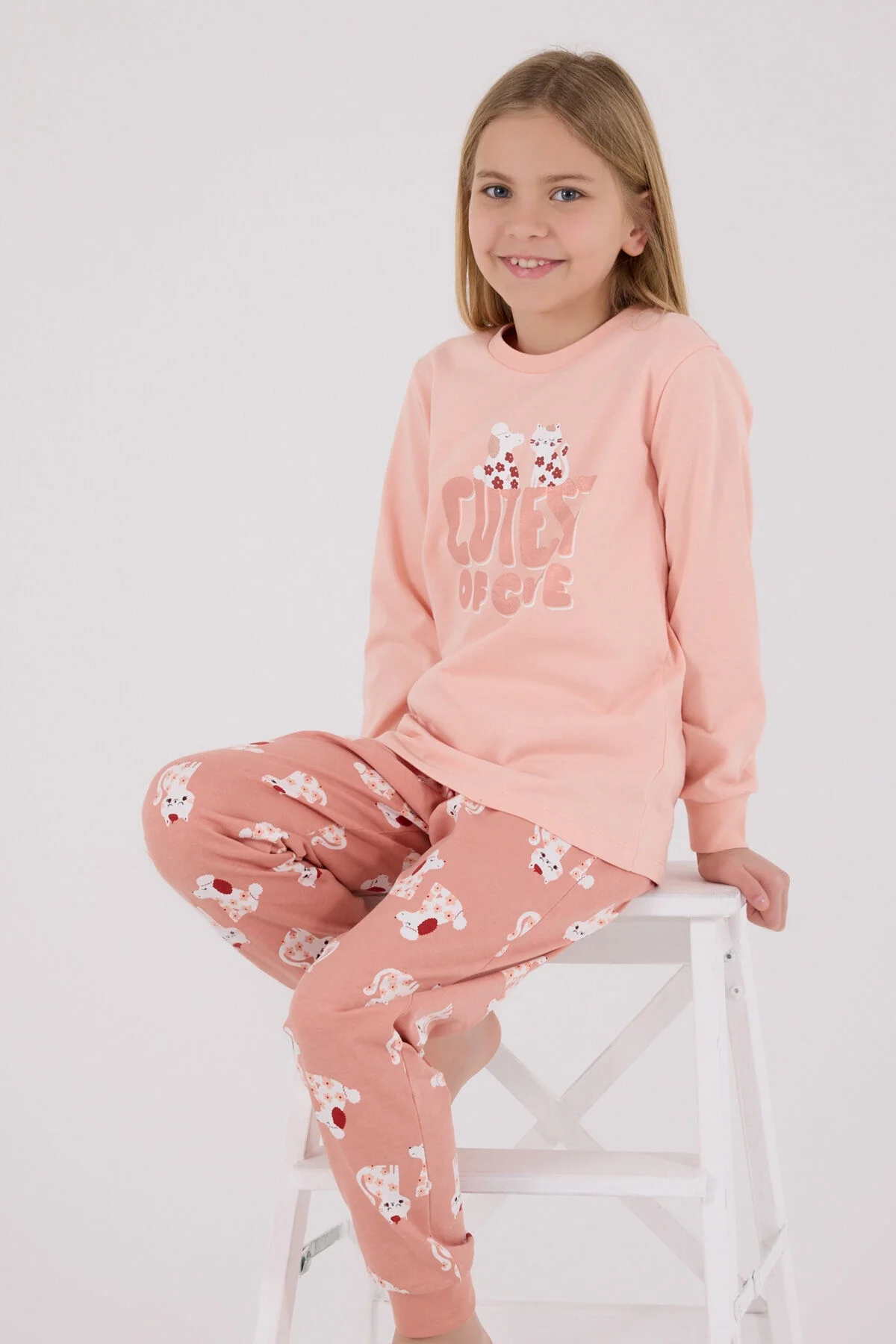 Turuncu kıyafetli kız çocuk pijama takımı, 'Cutest of Cute' yazısı ve kedi desenli pantolon, Arnetta markası