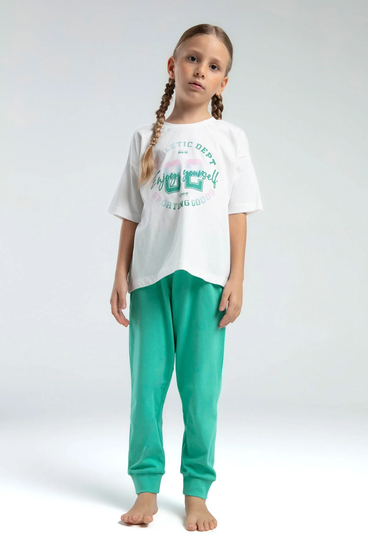 Yeşil pijama takımı, kız çocuk modeli, beyaz üstü, koyu yeşil pantolon, Arnetta markası, rahat günlük giyim