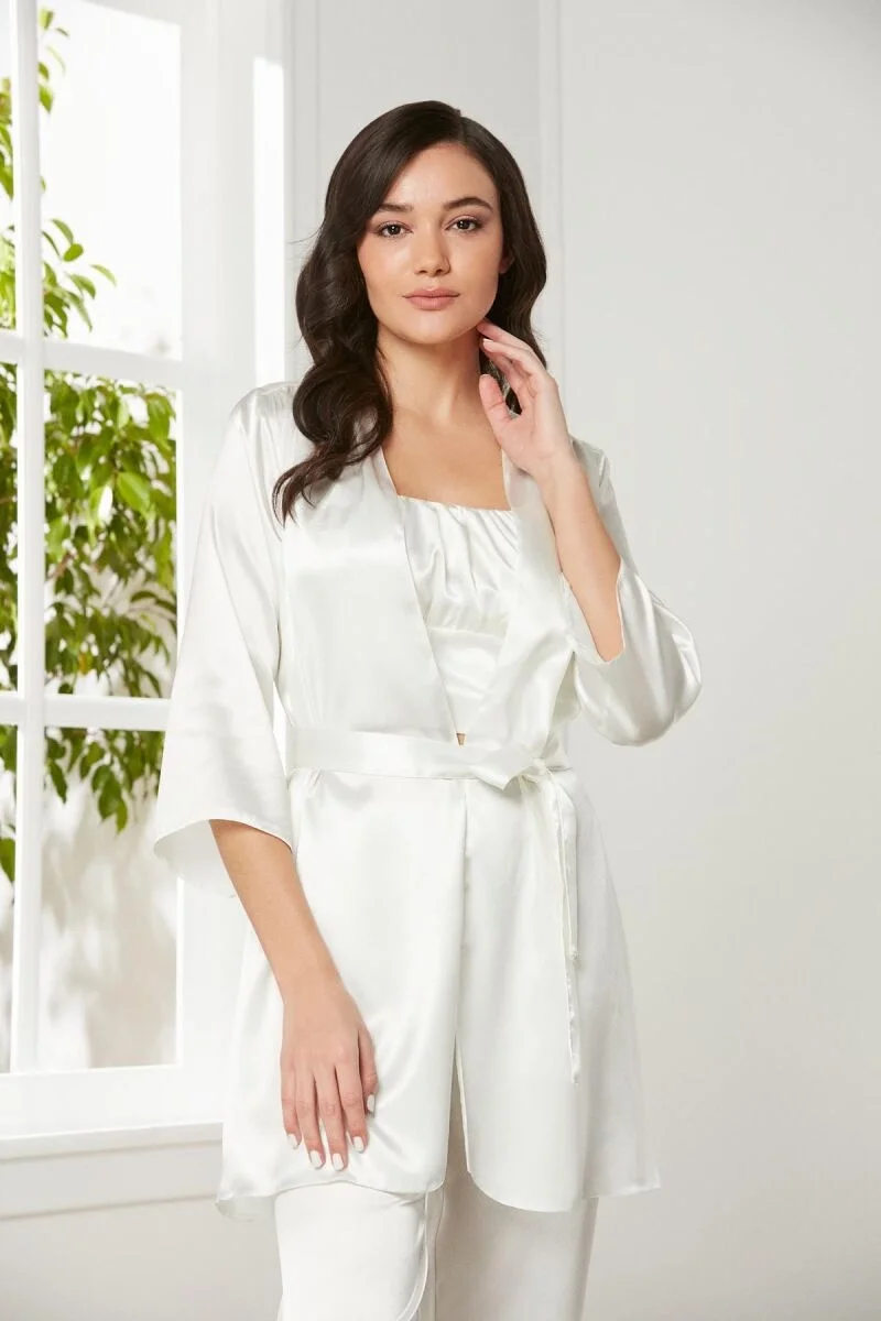 Saten 3'lü kadın pijama takımı, Pierre Cardin markası, beyaz renk, uzun kollu ceket ve pantolon, rahat ve lüks iç giyim