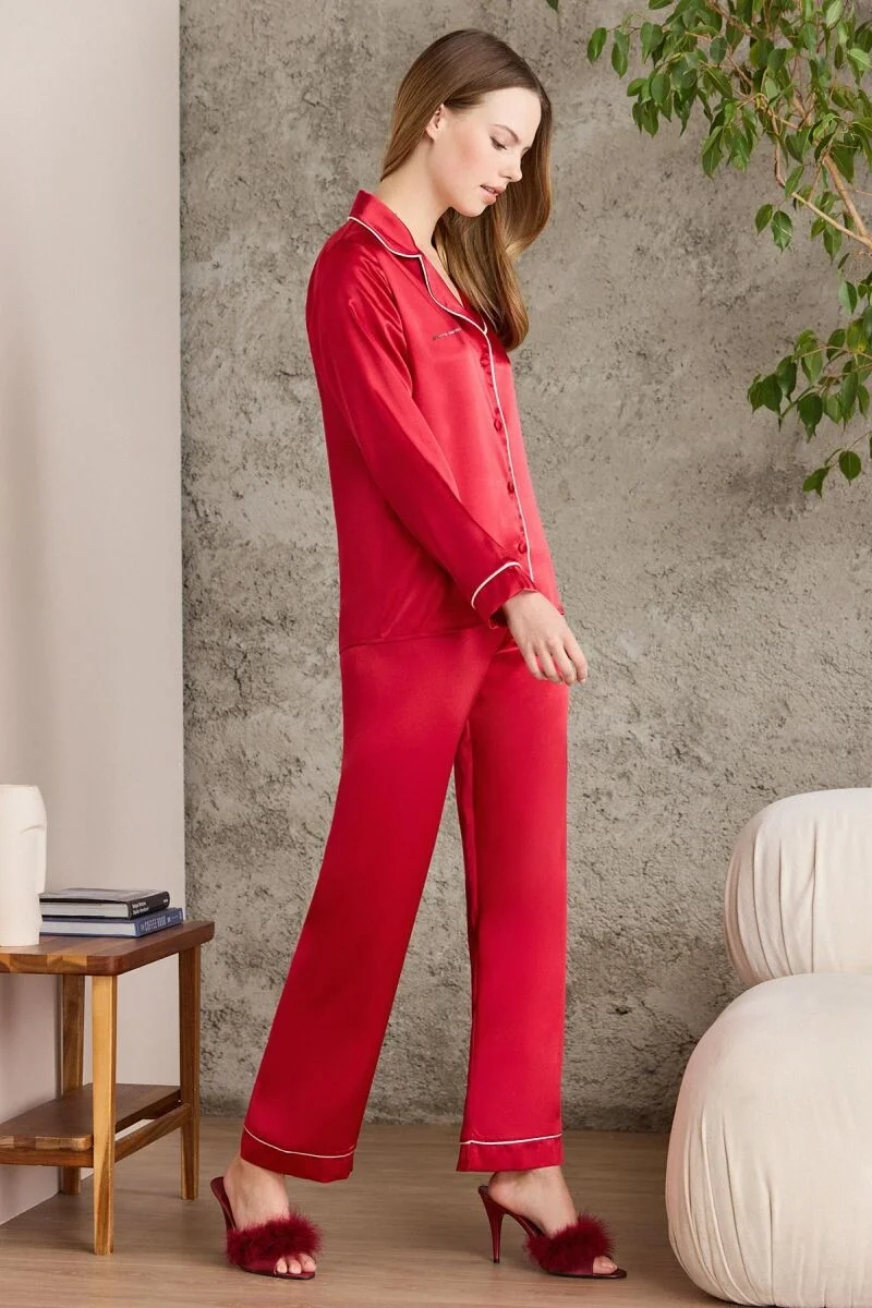 Kırmızı saten biyeli kadın pijama takımı, Pierre Cardin markası, uzun kollu ve pantolonlu, beyaz kenarlı, model ön görünüm