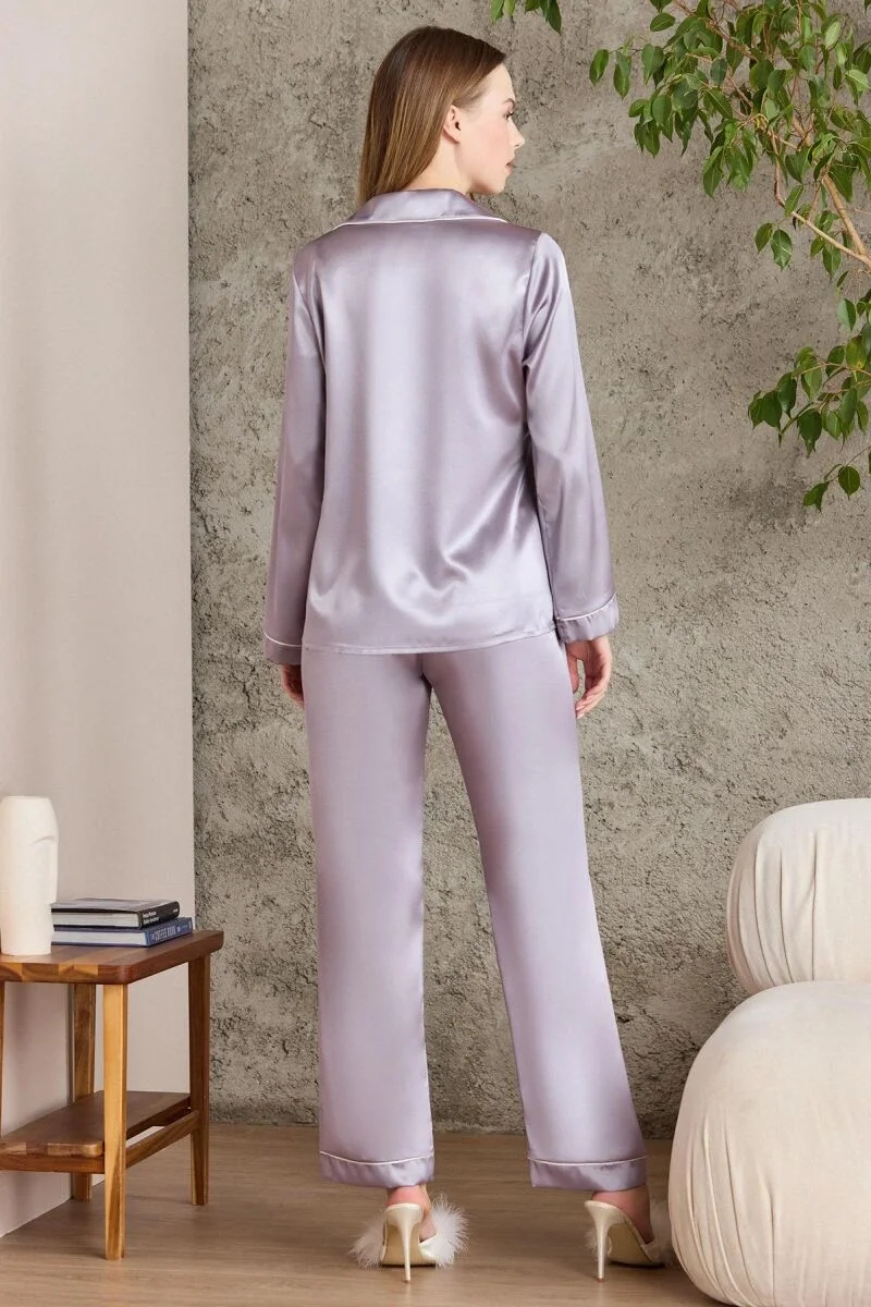 Lavanta rengi saten biyeli kadın pijama takımı, Pierre Cardin markası, tam boy model, modern yatak odası stilinde