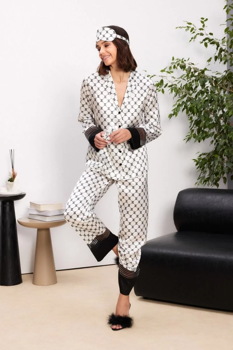 Pierre Cardin marka saten biyeli kadın pijama takımı, siyah-beyaz geometrik desenli, uzun kollu ve pantolonlu, yatak odası stilinde