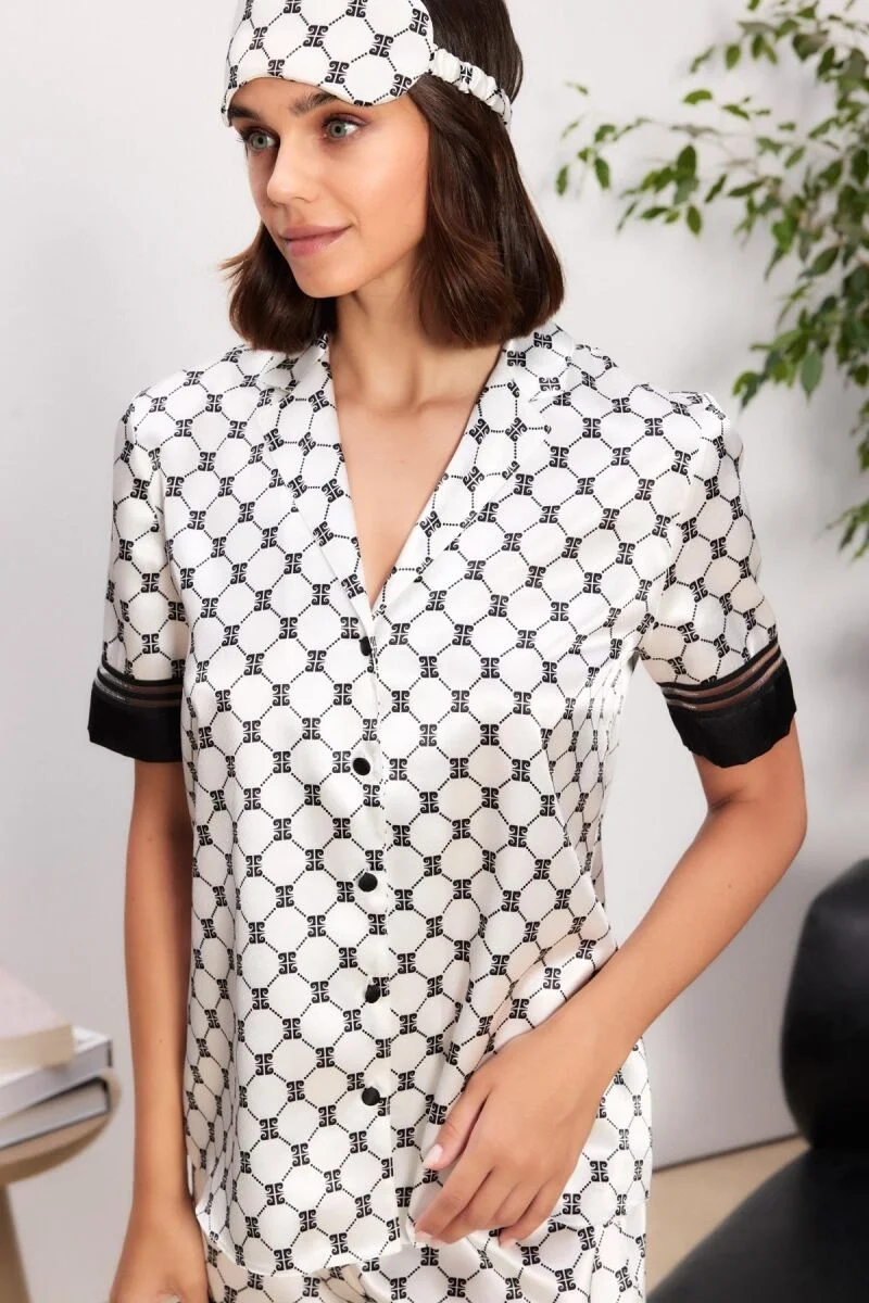 Saten biyeli siyah beyaz desenli kadın pijama takımı, Pierre Cardin markası, şort ve bluz seti, modern iç giyim